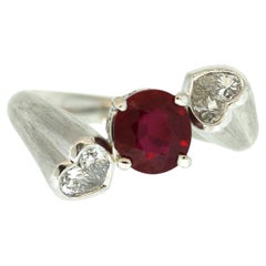Bague cœur en platine, diamants et rubis de Birmanie couleur sang de pigeon, certifiée GIA