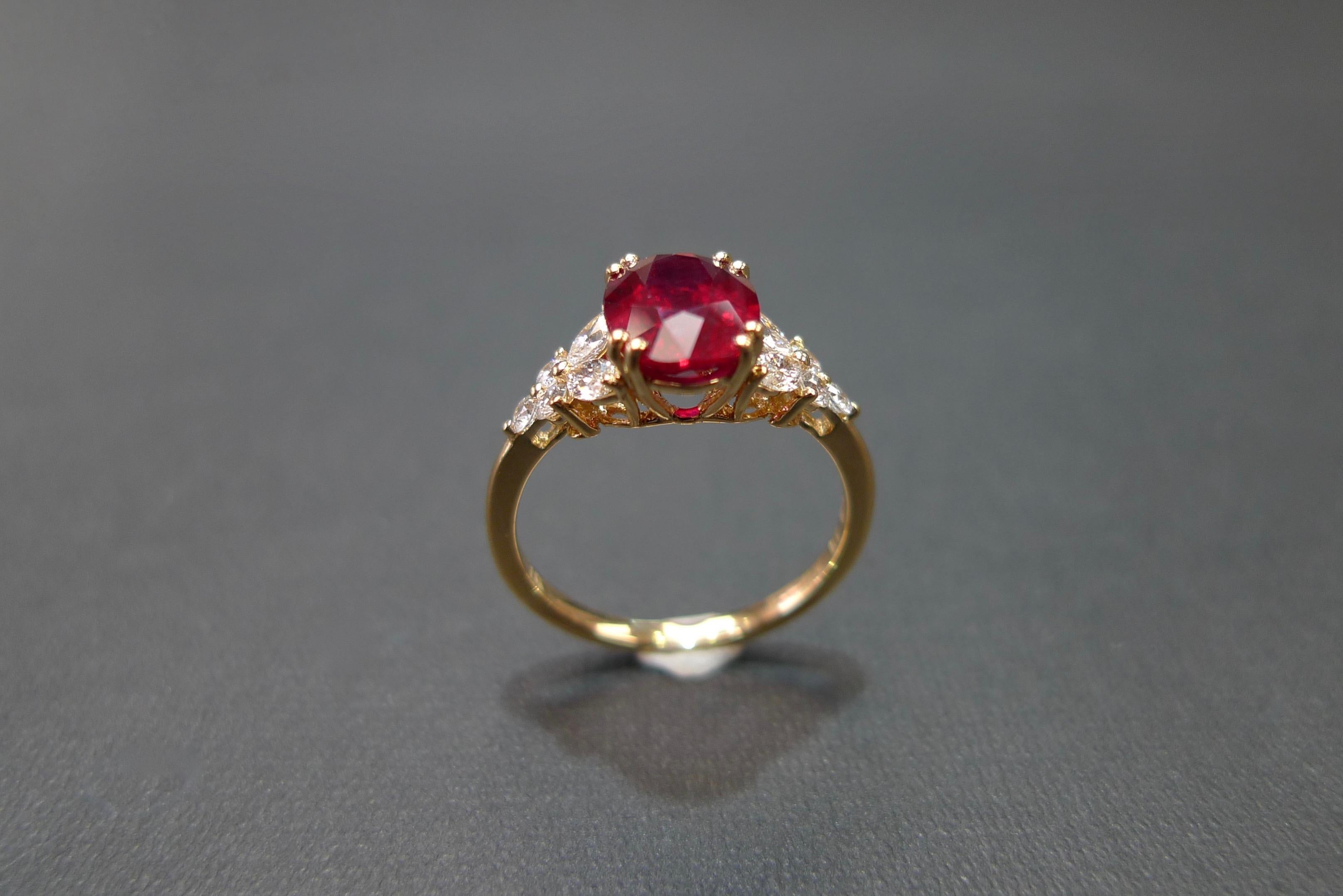 Im Angebot: Verlobungsring aus Gelbgold mit ovalem Rubin in Taubenblutform und Marquise-Diamanten () 10