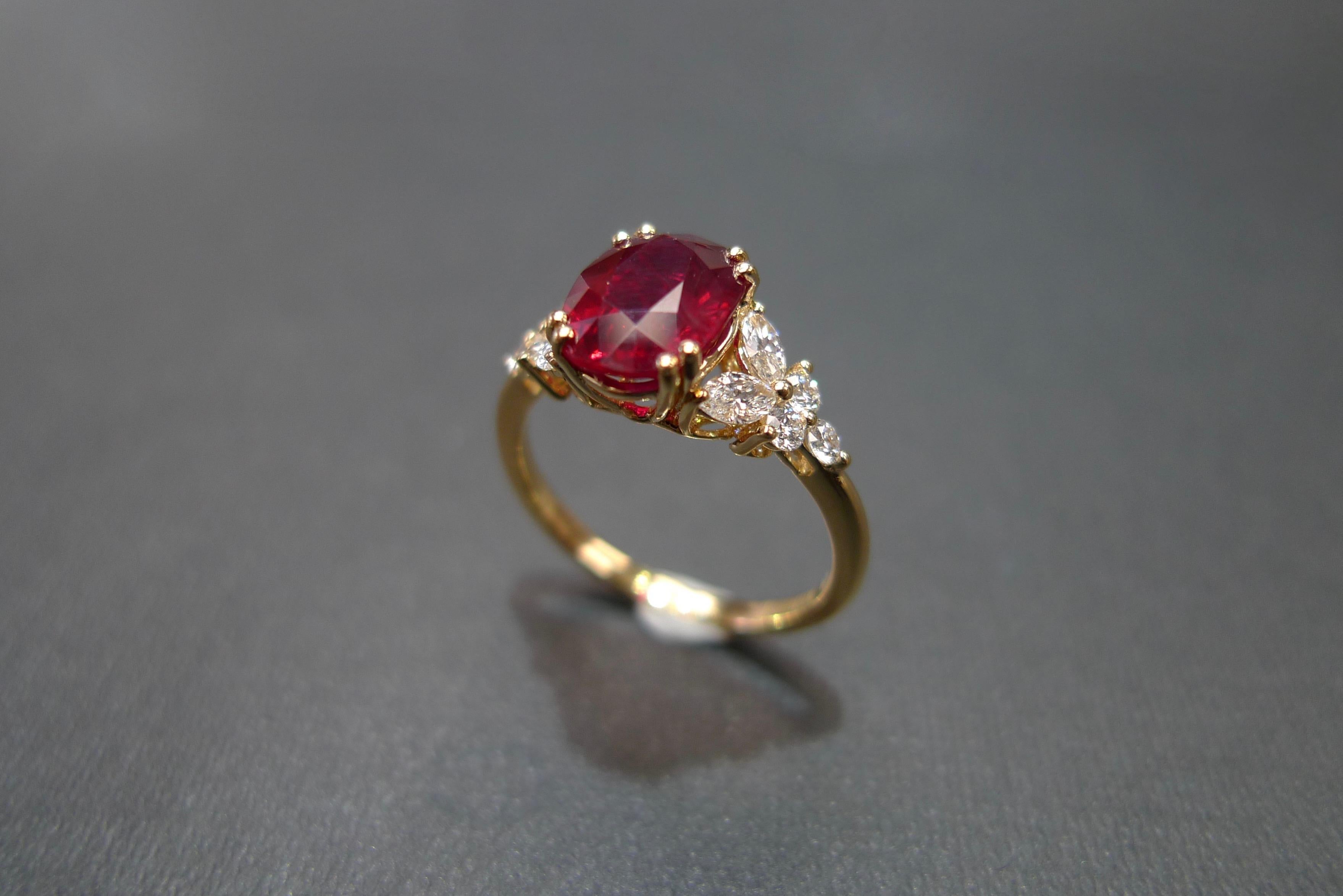 Im Angebot: Verlobungsring aus Gelbgold mit ovalem Rubin in Taubenblutform und Marquise-Diamanten () 3