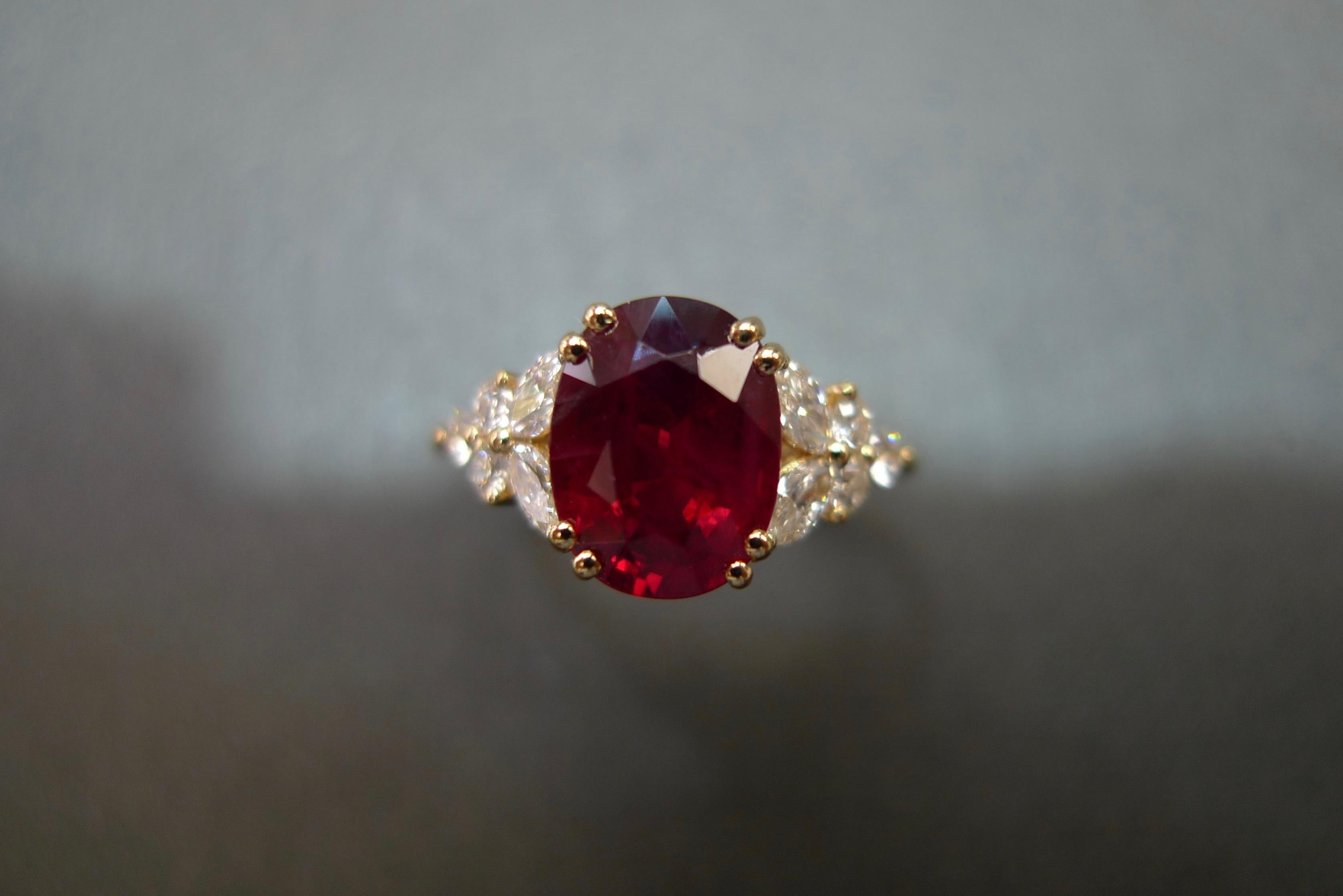Im Angebot: Verlobungsring aus Gelbgold mit ovalem Rubin in Taubenblutform und Marquise-Diamanten () 4