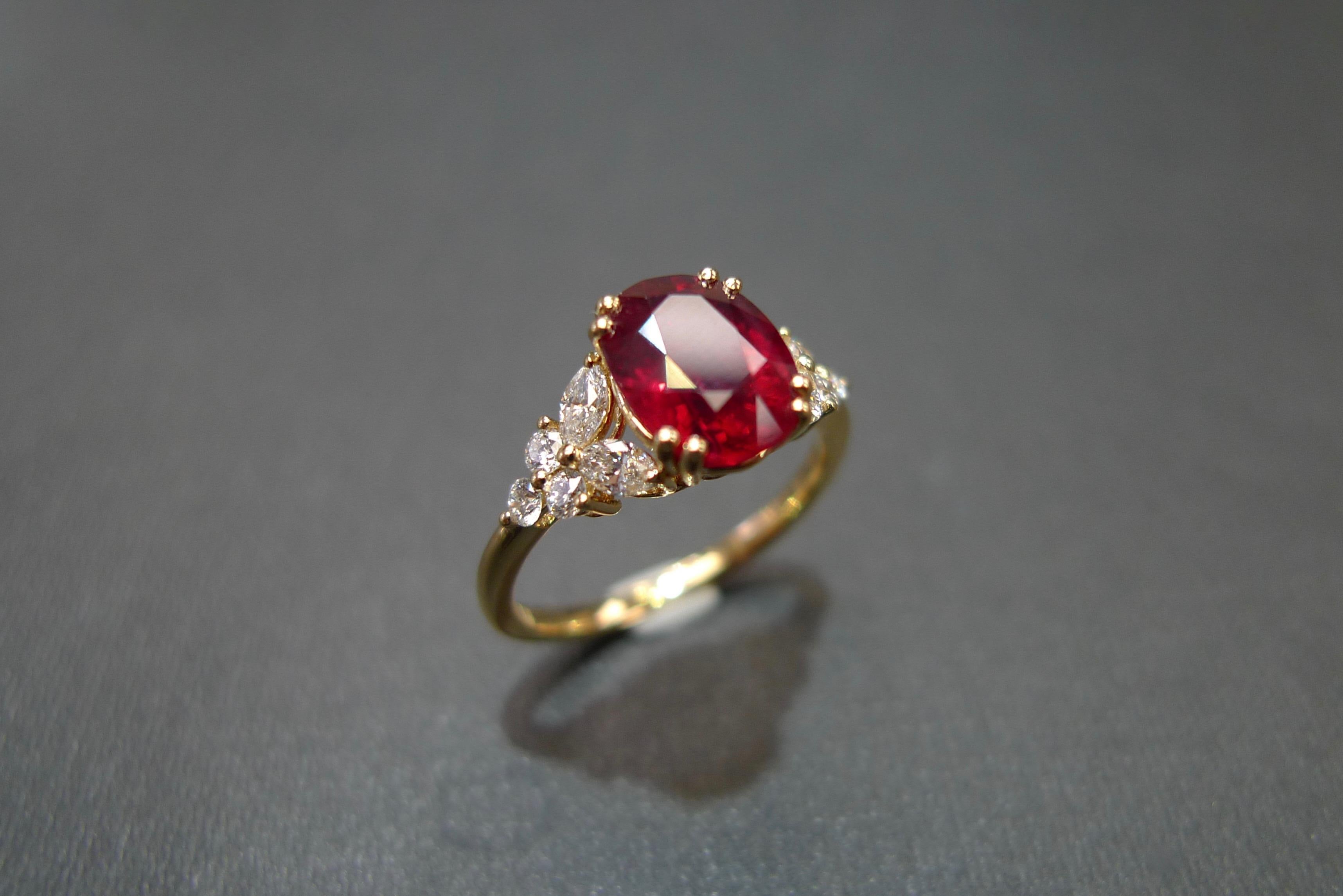 Im Angebot: Verlobungsring aus Gelbgold mit ovalem Rubin in Taubenblutform und Marquise-Diamanten () 5
