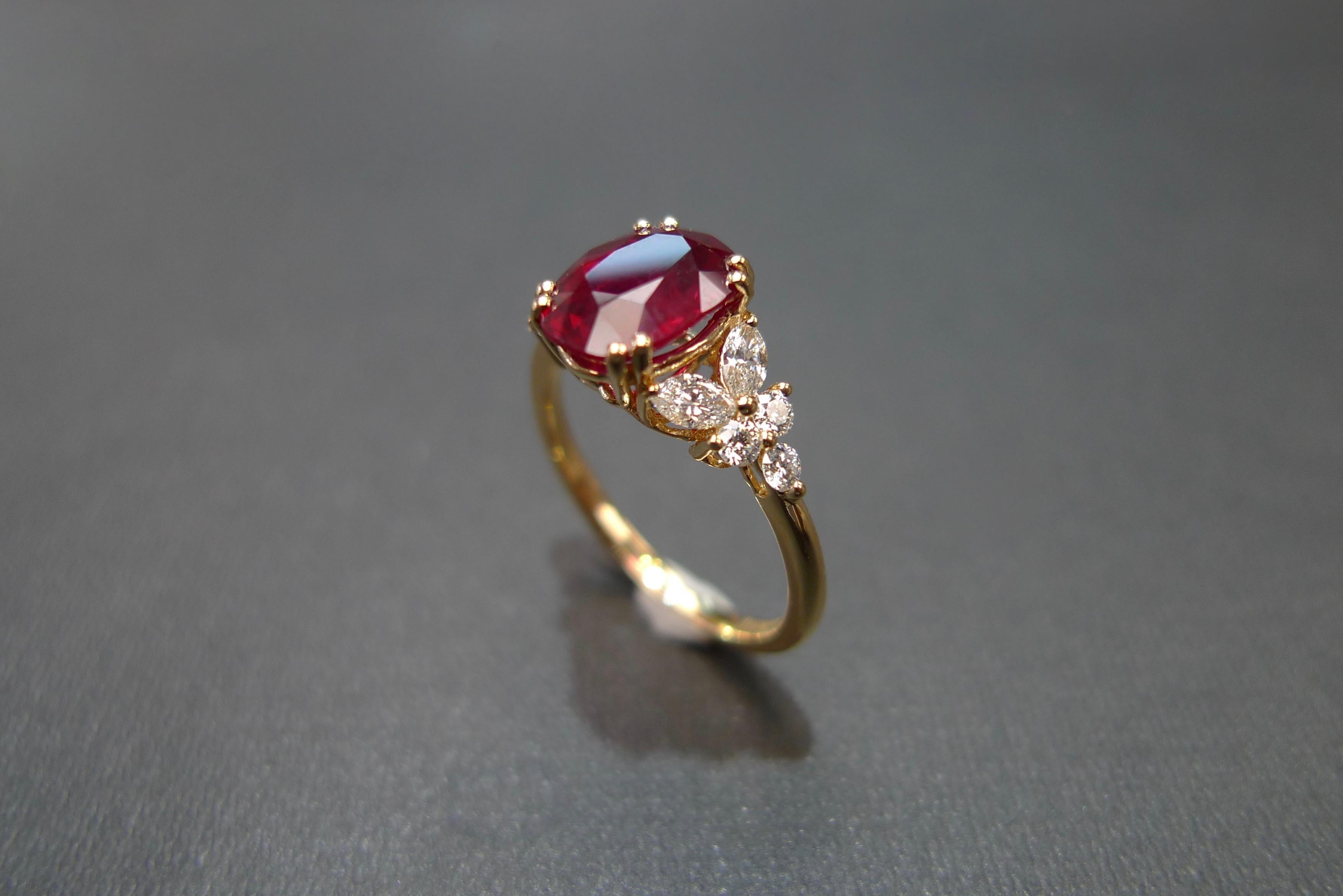 Im Angebot: Verlobungsring aus Gelbgold mit ovalem Rubin in Taubenblutform und Marquise-Diamanten () 8