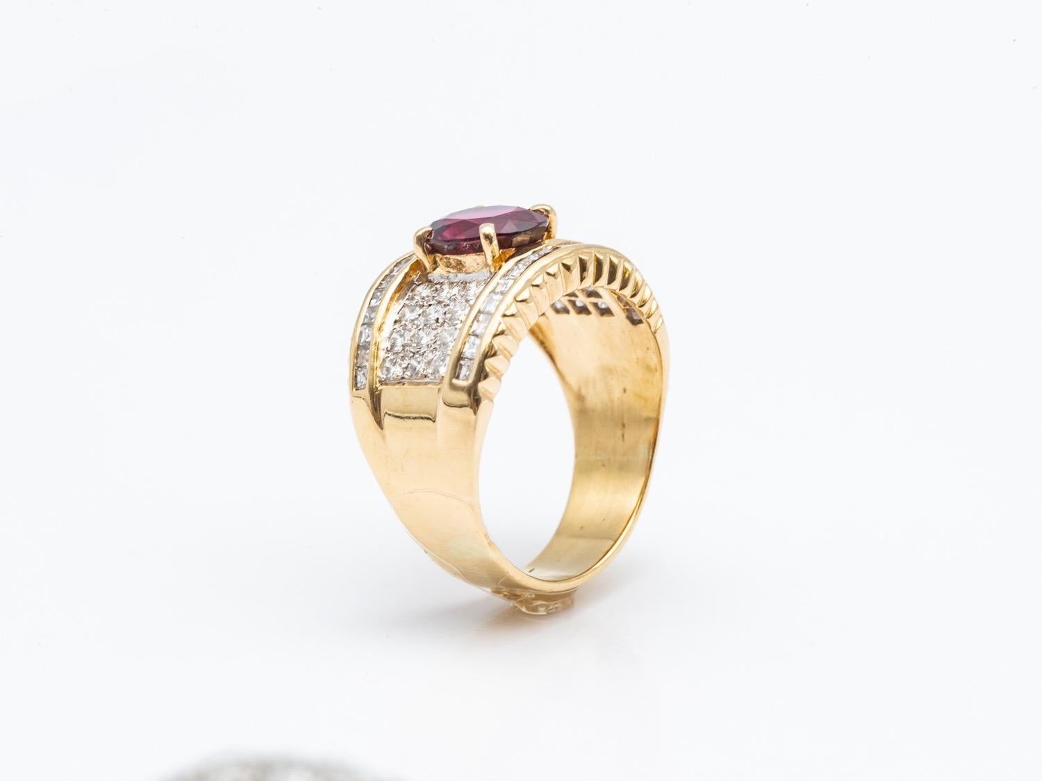 Taubenblut-Rubin-Diamant-Pflasterring aus 18K Gelbgold

Bandeau-Ring mit 24 Diamanten im Brillantschliff, 34 Diamanten im Prinzessschliff, etwa 1,19 Karat Farbe F/G, prächtiger Rubin ​​2.5 Karat Größe 8,7x6,5x Höhe 3,8. 
Der zackenbesetzte Rubin