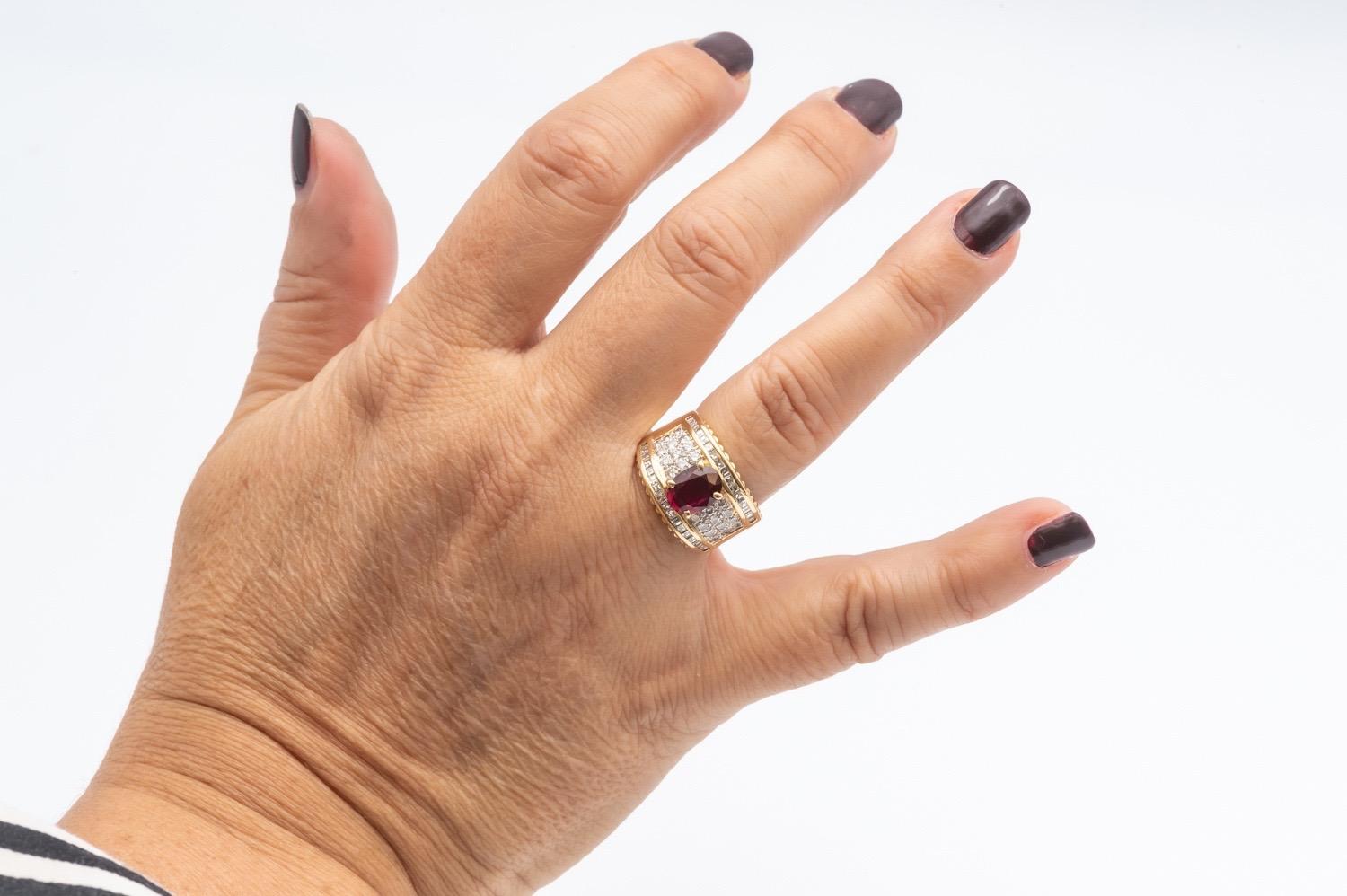 Taubenblut Rubin Diamant Pavé-Ring aus 18 Karat Gelbgold (Ovalschliff)