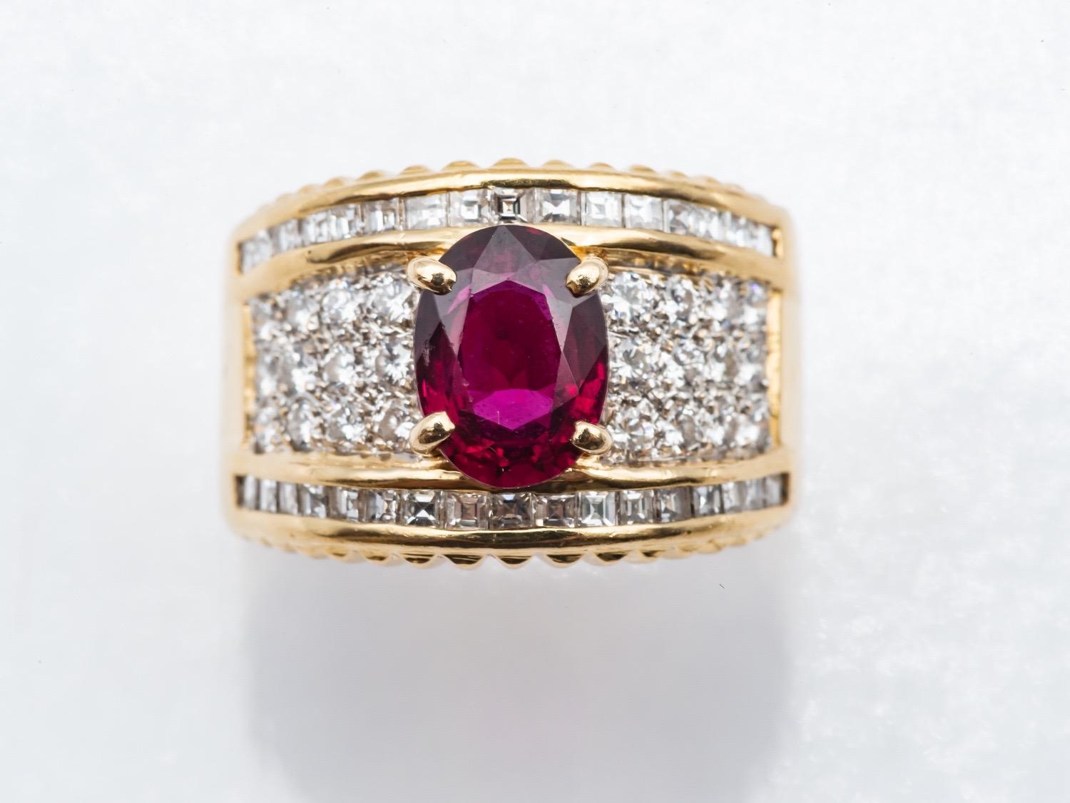 Taubenblut Rubin Diamant Pavé-Ring aus 18 Karat Gelbgold im Zustand „Gut“ in Vannes, FR