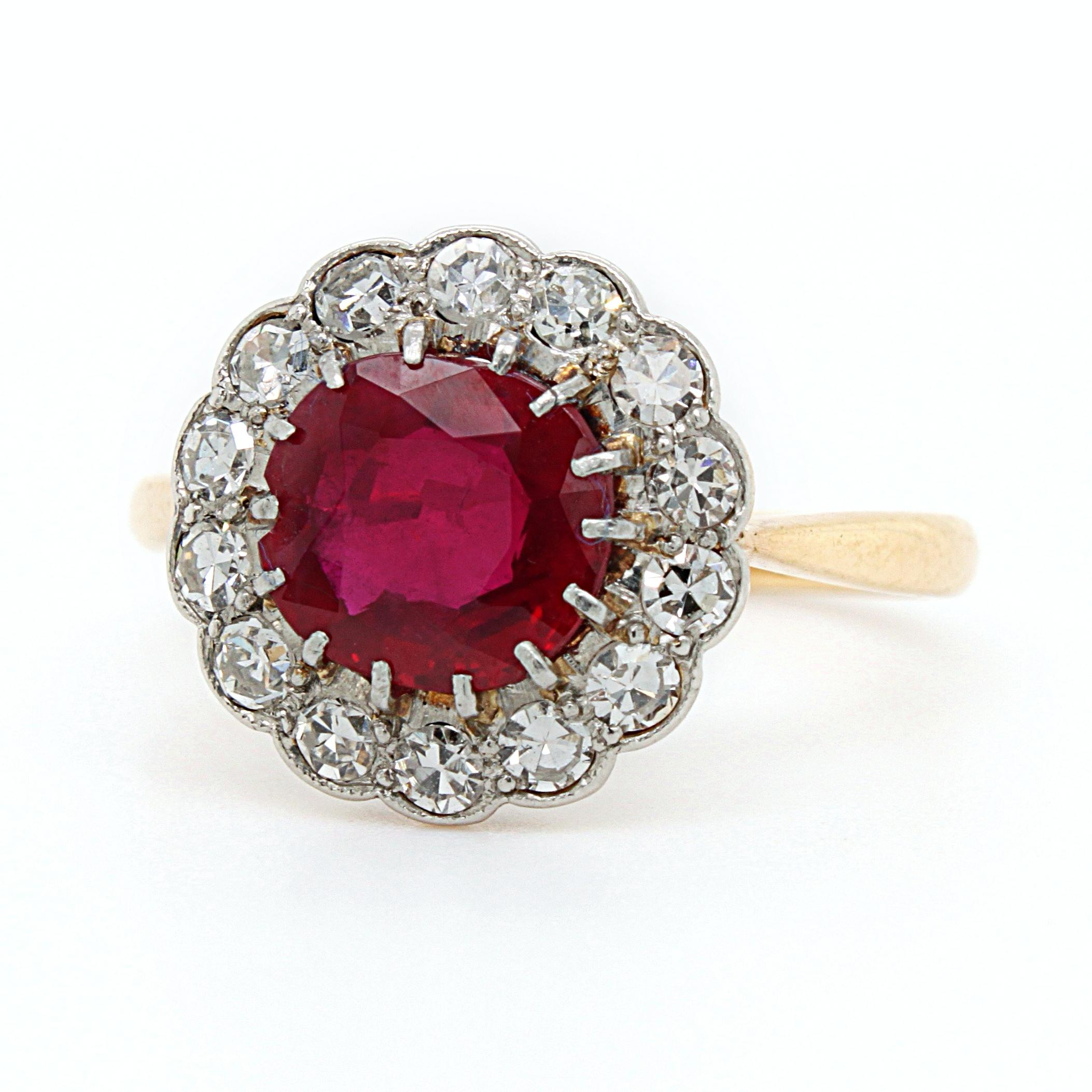 Ein Ring mit einem natürlichen burmesischen Rubin und einem Diamanten im Einzelschliff, ca. 1900. 

Der Rubin im Kissenschliff ist von außergewöhnlicher Qualität. Er hat eine taubenblutrote Farbe und einen schönen Kristall. Er wiegt ca. 1,9 Karat,