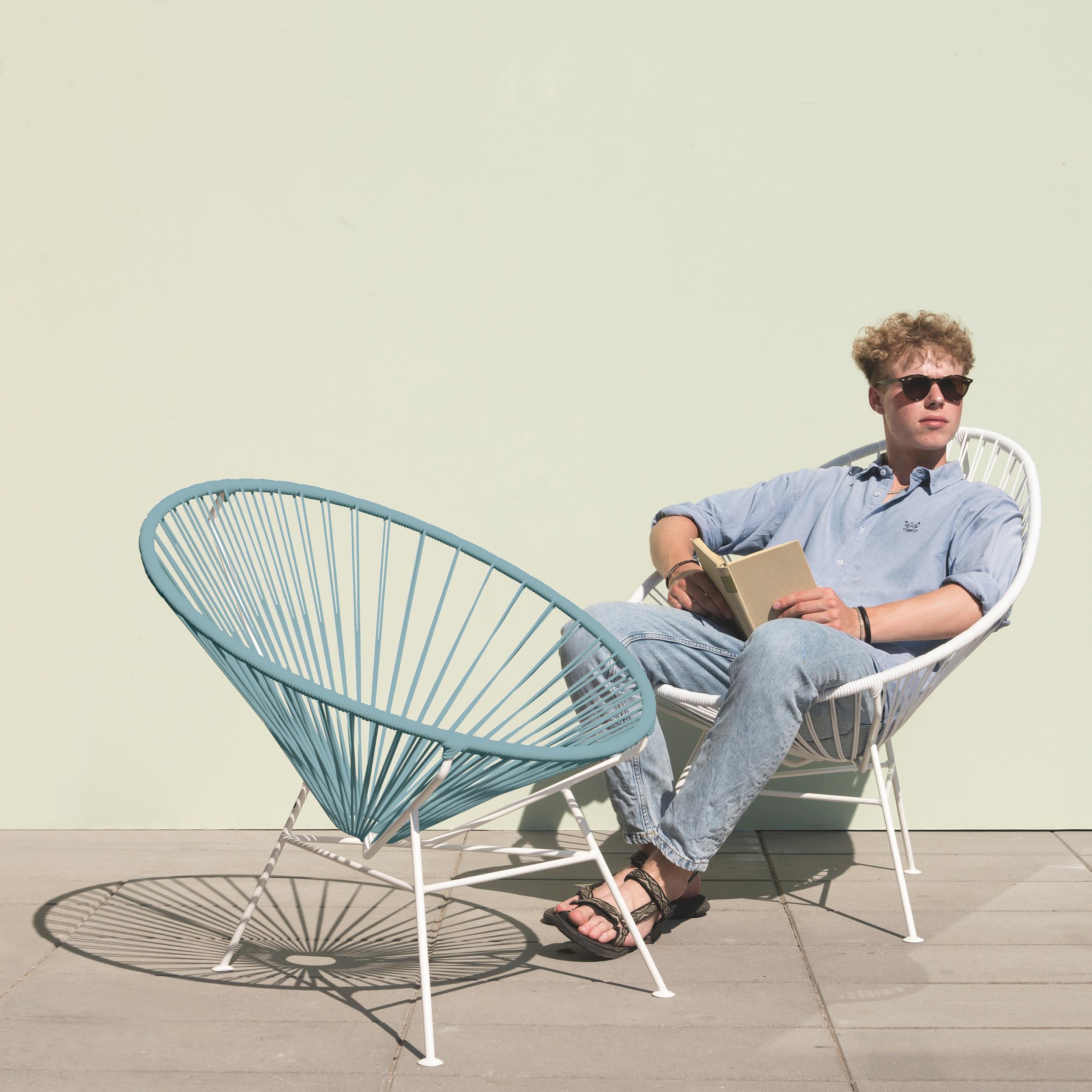 Postmoderne Chaise Condesa bleu pigeon, cadre blanc, par OK Design en vente