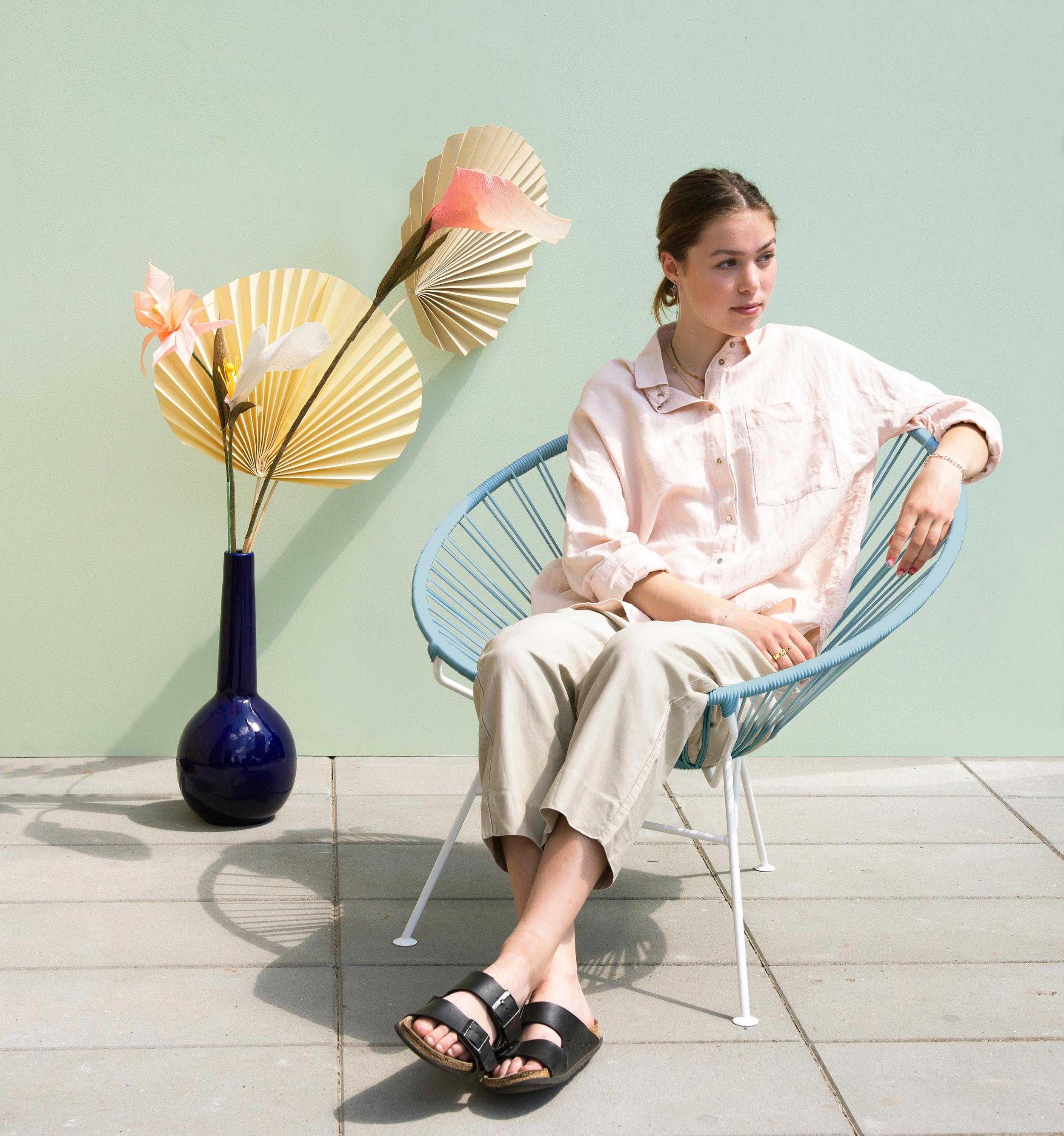Danois Chaise Condesa bleu pigeon, cadre blanc, par OK Design en vente
