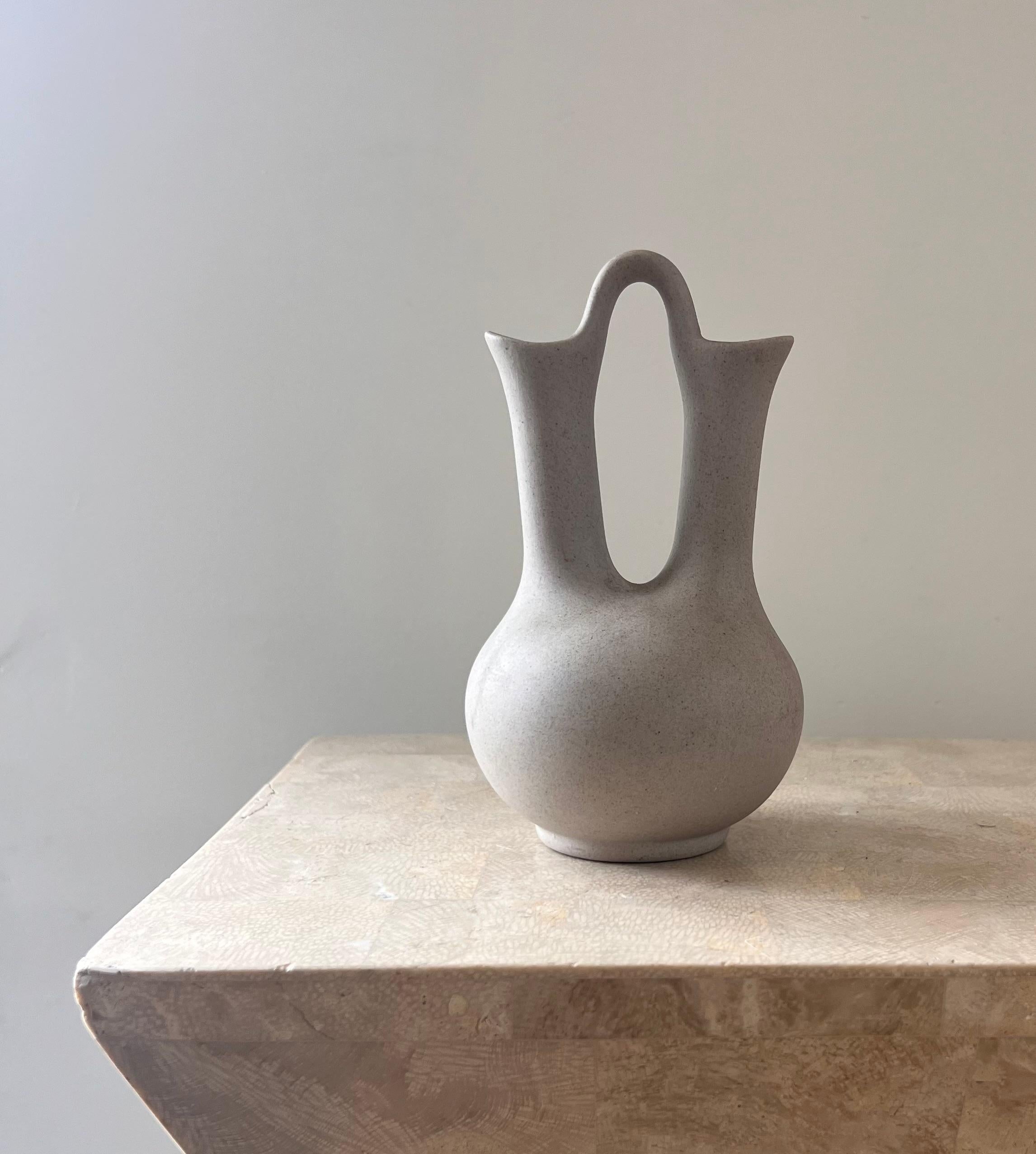 Keramikvase mit doppeltem Mund aus Steinzeug von Douglas Ferguson aus Pigeon Forge, signiert, wahrscheinlich 1950 - 1970. In einem sanft glasierten Taupe und mit weichen, aber eleganten Linien zeigt dieses Stück einen stillen Luxus. Pigeon Forge