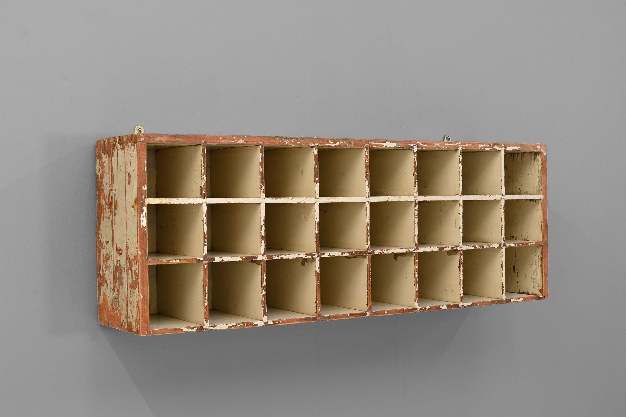 Set di buche per piccioni da parete in pino. Circa 1900.
H. 49cm x L. 121cm x P. 28cm