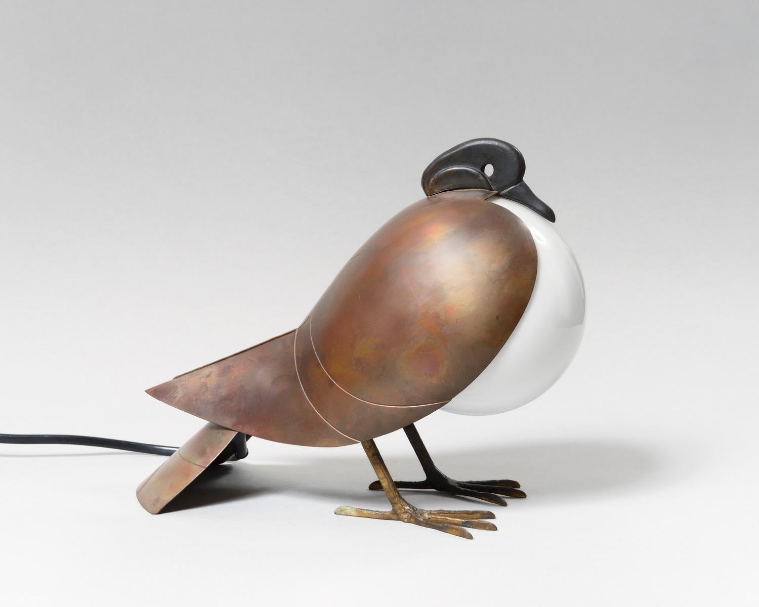François-Xavier Lalanne
“Pigeon” table lamp
Patinated bronze, patinated copper, and opal glass; monogrammed, numbered, and with the editor's mark ARTCURIAL on the tail.
Measures: 22 x 25 x 15 cm
ARTCURIAL certificate.