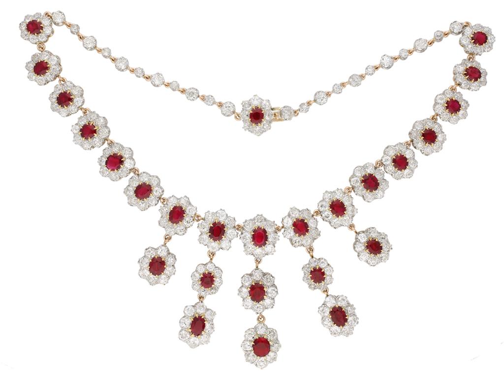 Halskette/Tiara aus birmanischem Rubin und Diamanten aus Taubenblut. In der Mitte befinden sich sechsundzwanzig ovale, ungeschliffene, natürliche, ungeschliffene birmanische Taubenblutrubine in offenen Krallenfassungen, vom größten mit einem Gewicht
