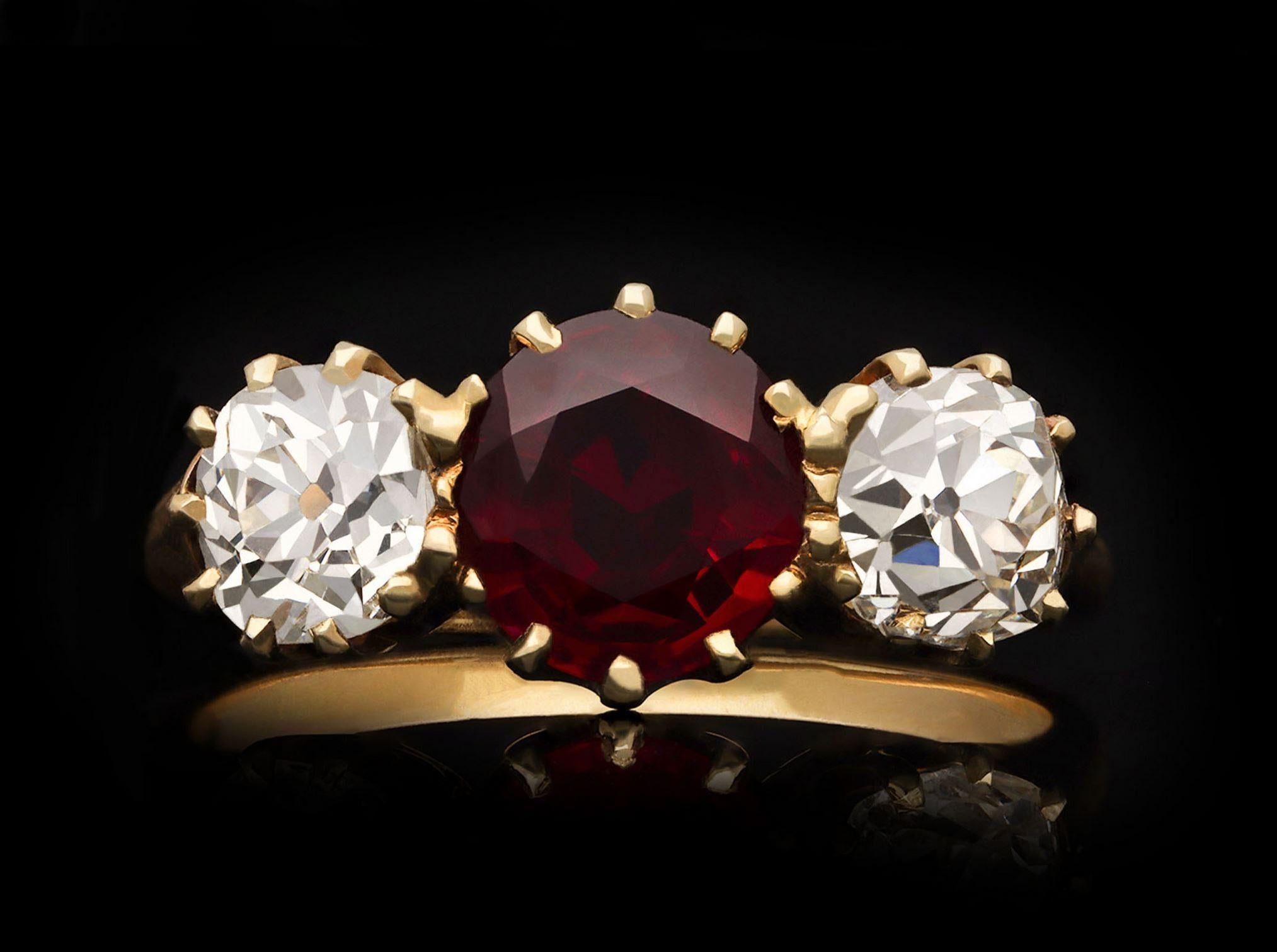 Anello a tre pietre con rubini e diamanti birmani, circa 1900 In condizioni buone in vendita a London, GB