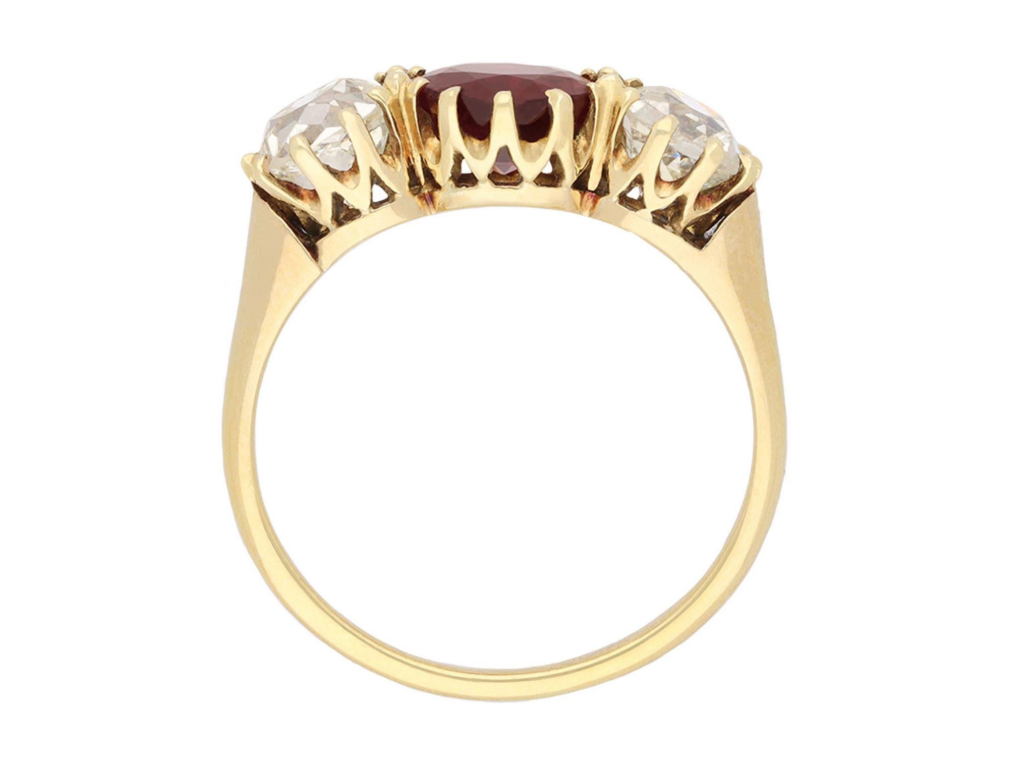 Anello a tre pietre con rubini e diamanti birmani, circa 1900 in vendita 1