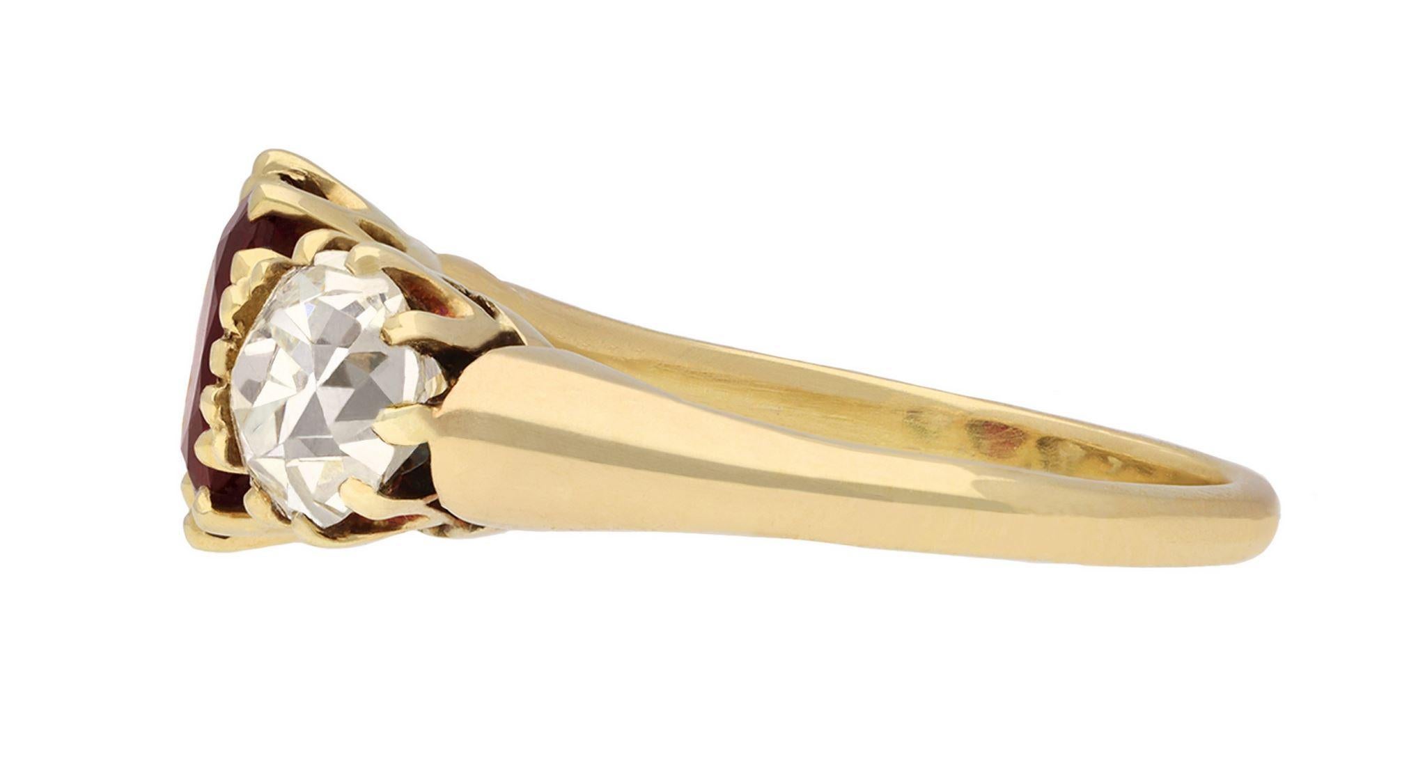 Anello a tre pietre con rubini e diamanti birmani, circa 1900 in vendita 2