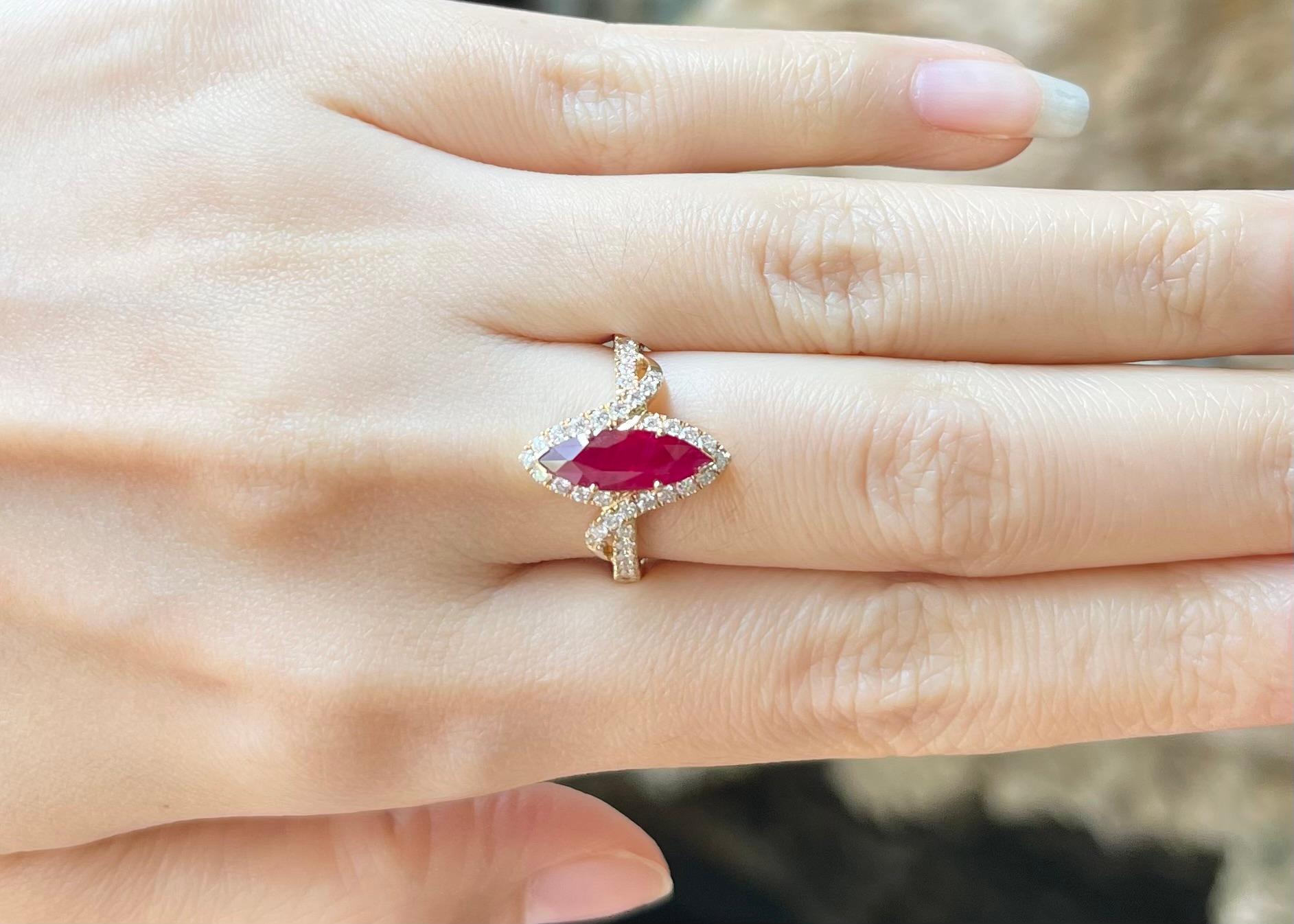 Taubenblut-Rubin mit Diamantring in 18K Goldfassung (Zeitgenössisch) im Angebot