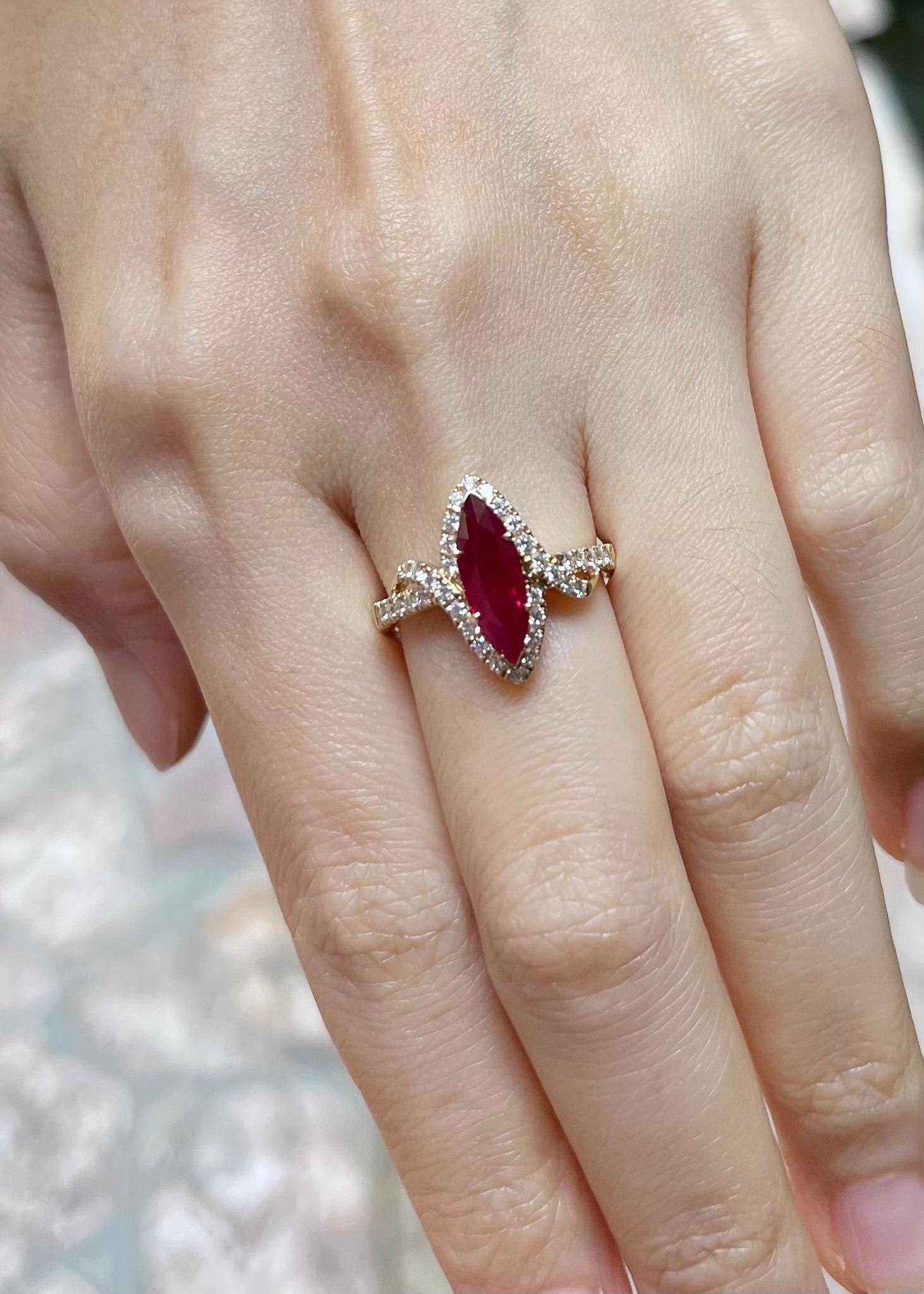 Taubenblut-Rubin mit Diamantring in 18K Goldfassung (Marquiseschliff) im Angebot