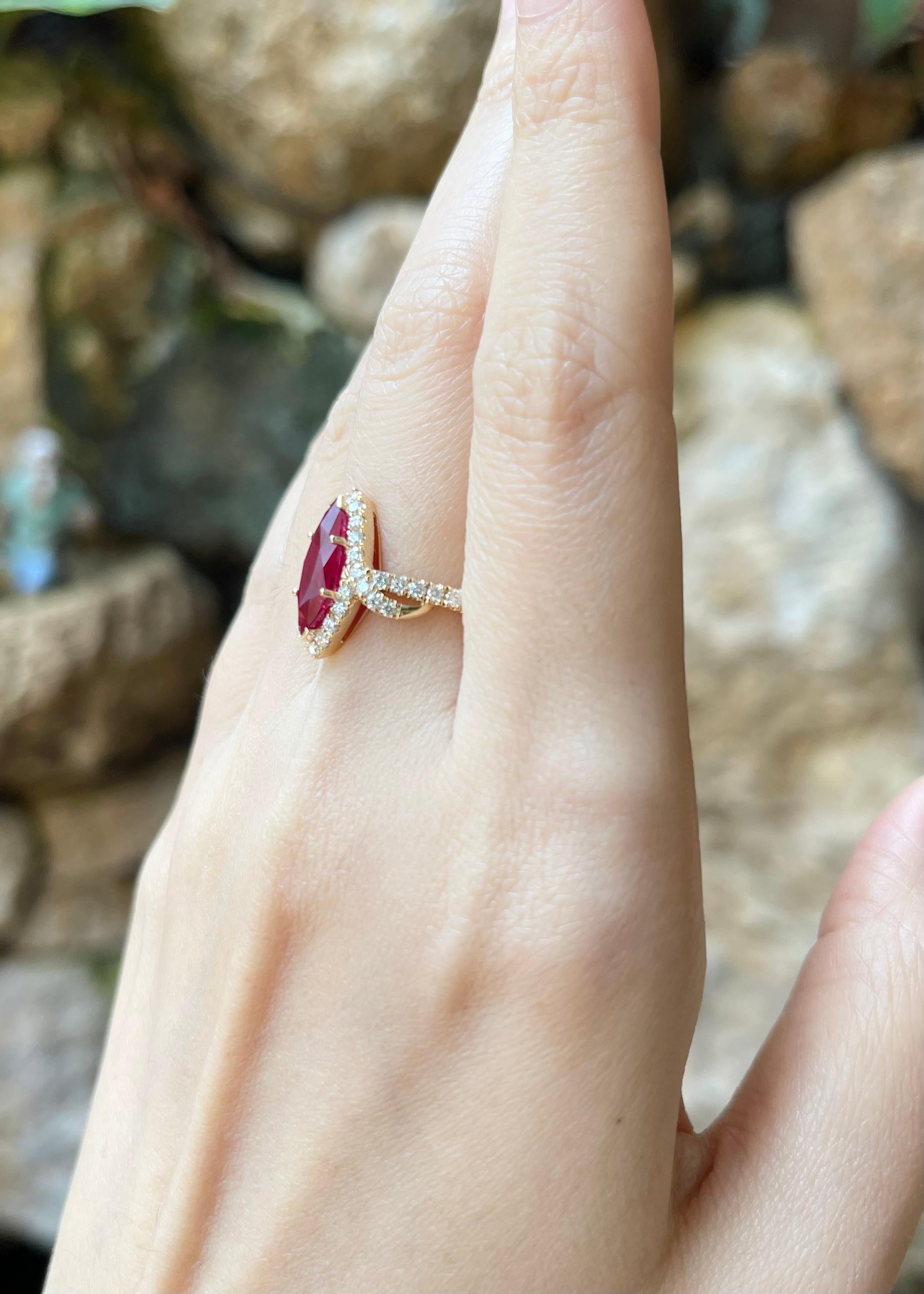 Taubenblut-Rubin mit Diamantring in 18K Goldfassung im Zustand „Neu“ im Angebot in Bangkok, TH