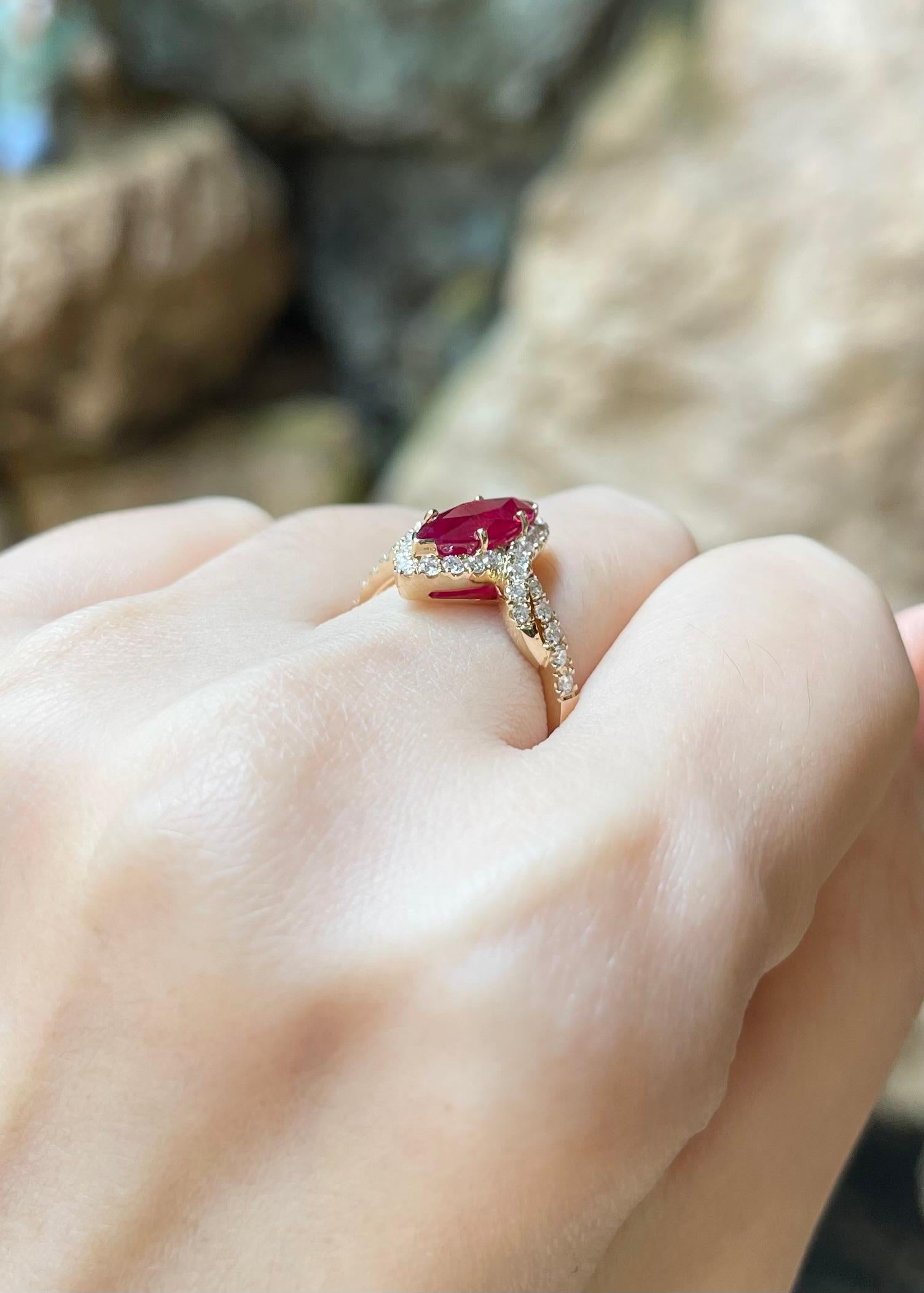 Taubenblut-Rubin mit Diamantring in 18K Goldfassung Damen im Angebot