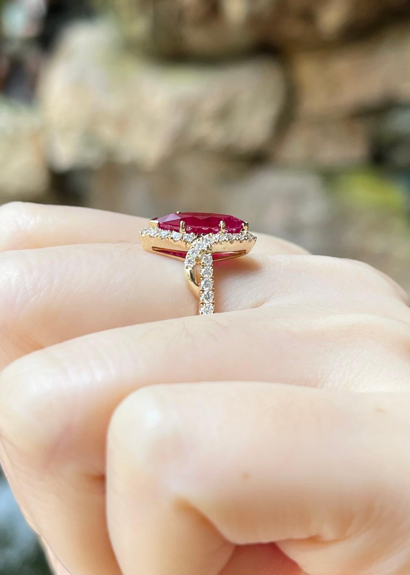 Taubenblut-Rubin mit Diamantring in 18K Goldfassung im Angebot 1