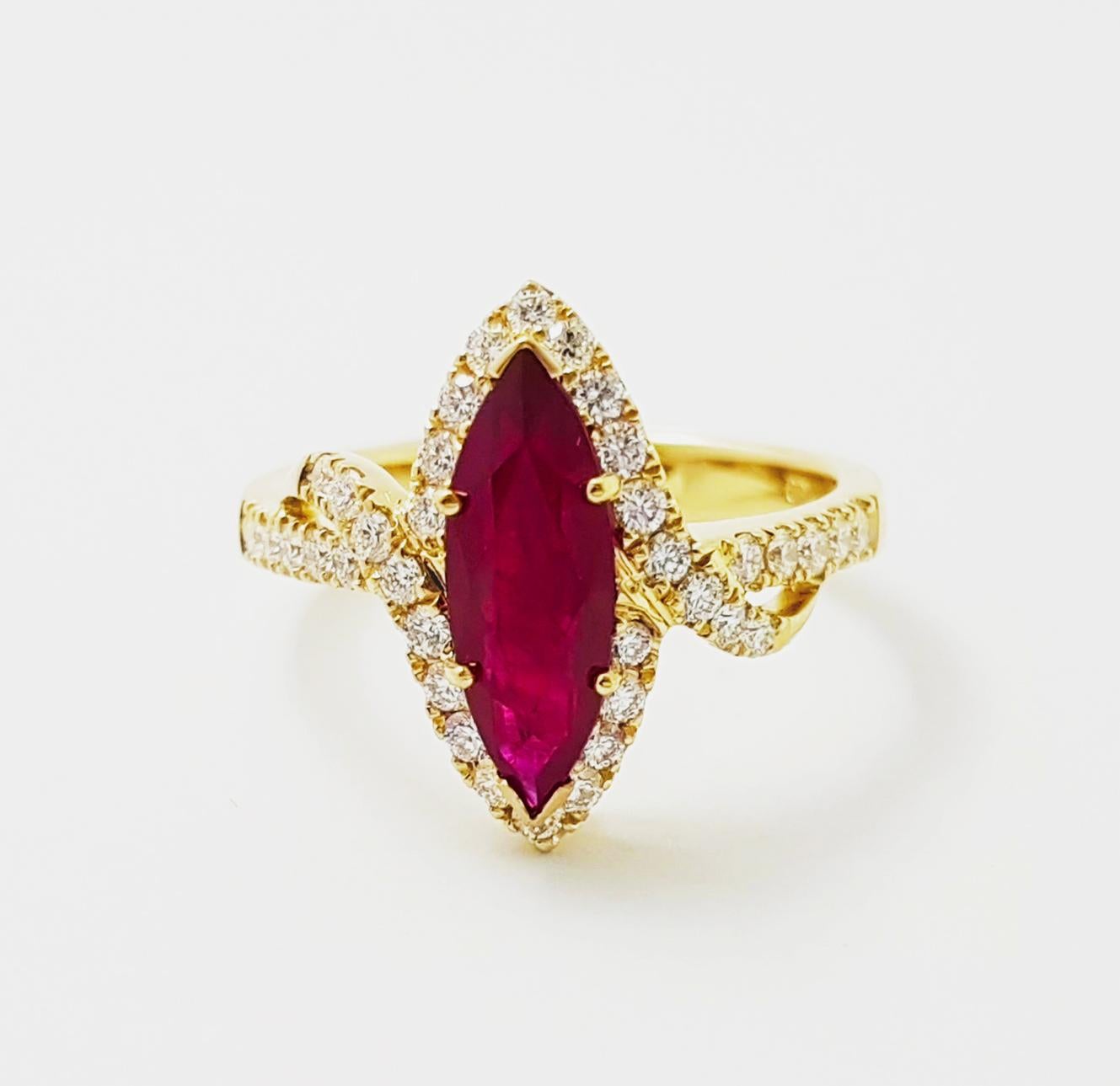 Taubenblut-Rubin mit Diamantring in 18K Goldfassung im Angebot 2