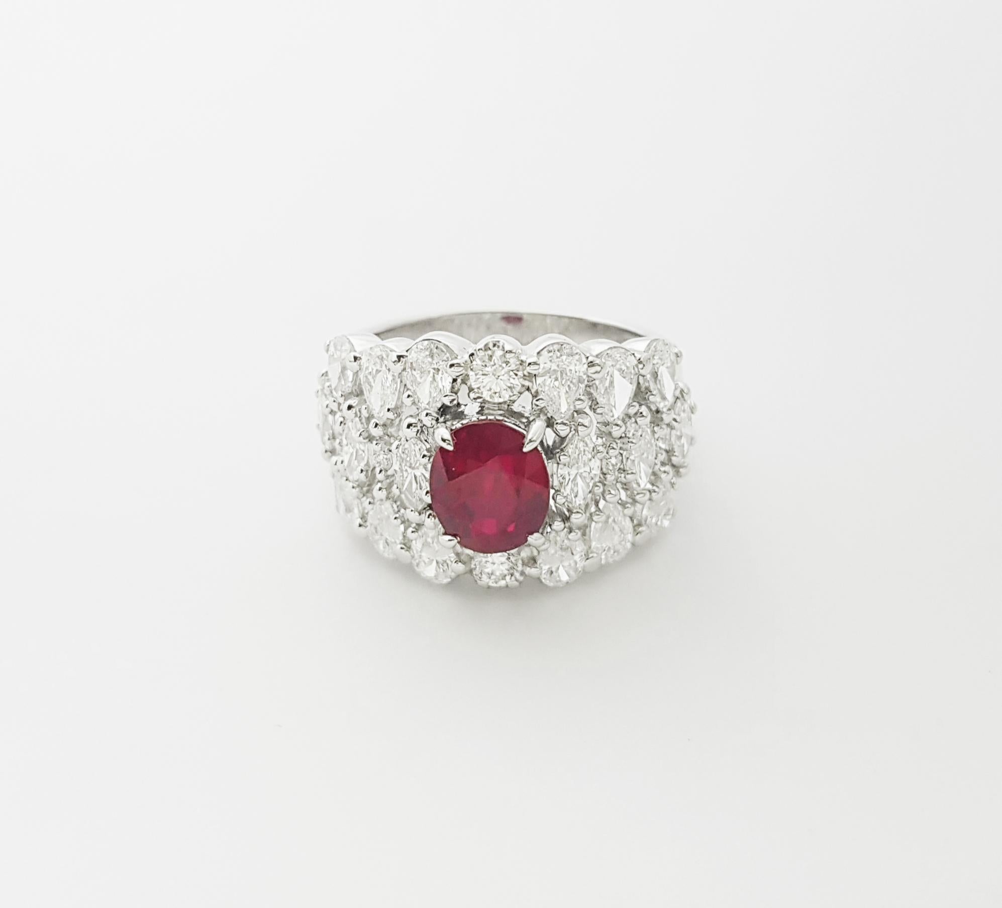 Bague en or blanc 18K sertie de rubis sang de pigeon et de diamants en vente 4