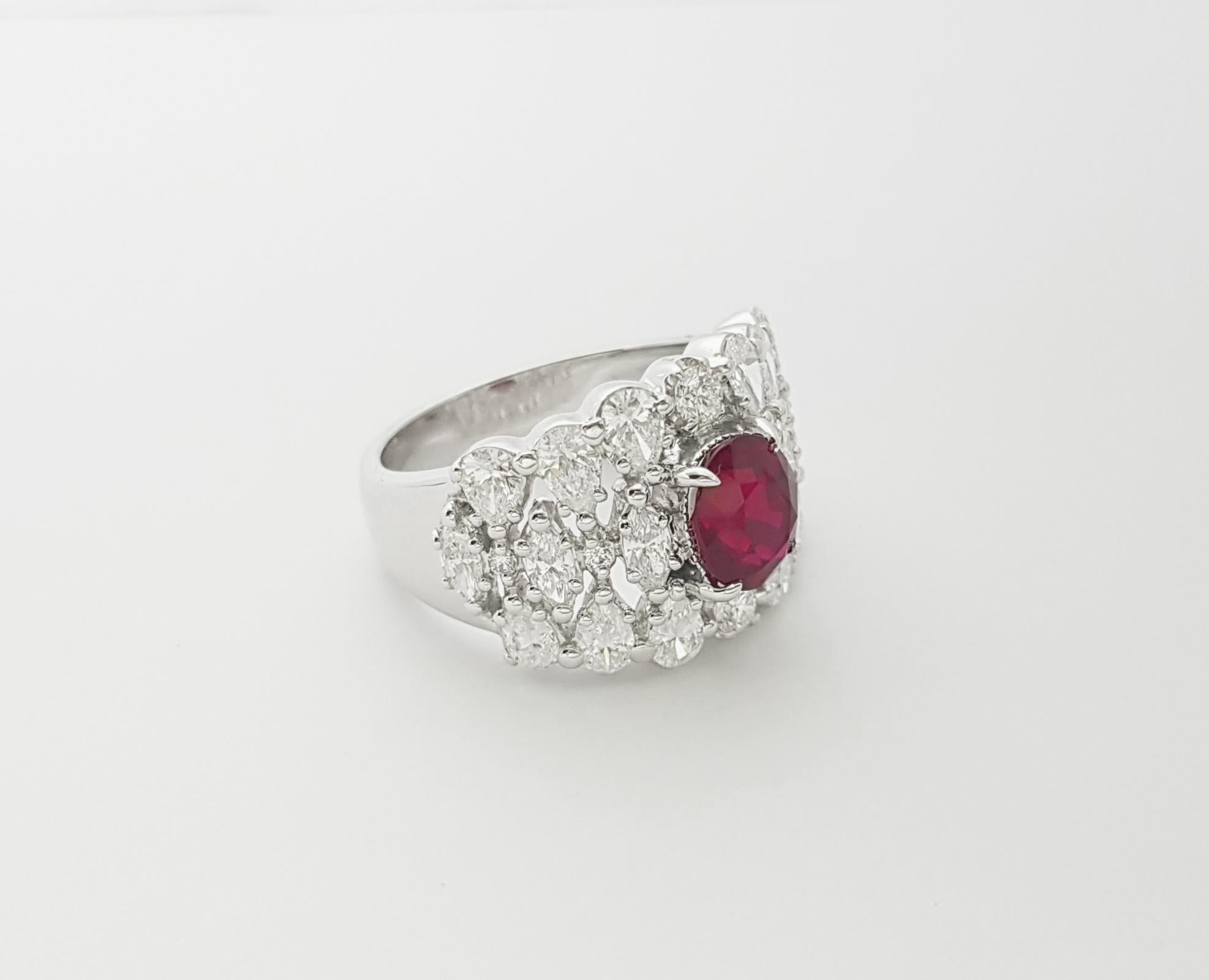 Bague en or blanc 18K sertie de rubis sang de pigeon et de diamants en vente 5