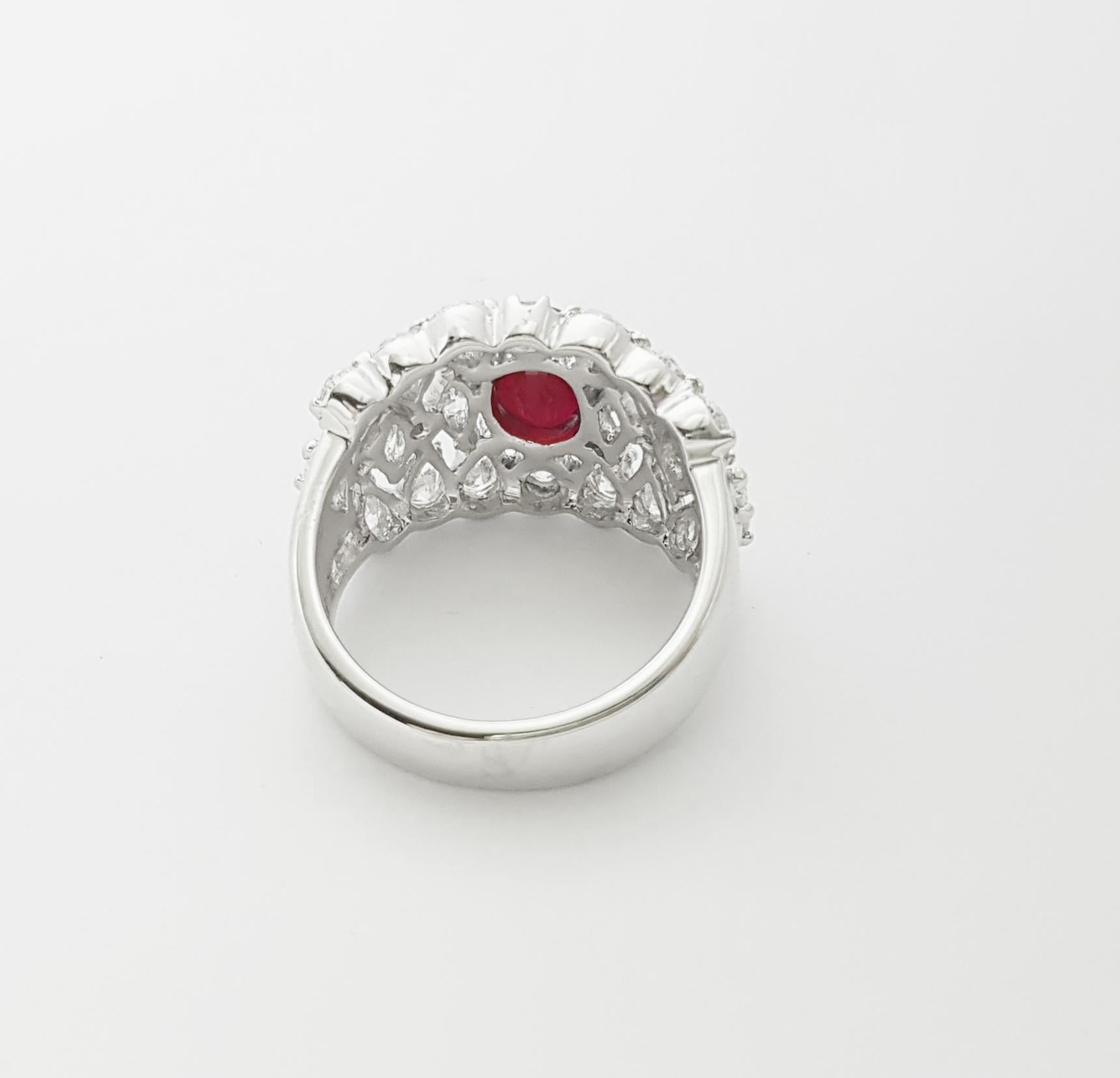 Bague en or blanc 18K sertie de rubis sang de pigeon et de diamants en vente 6