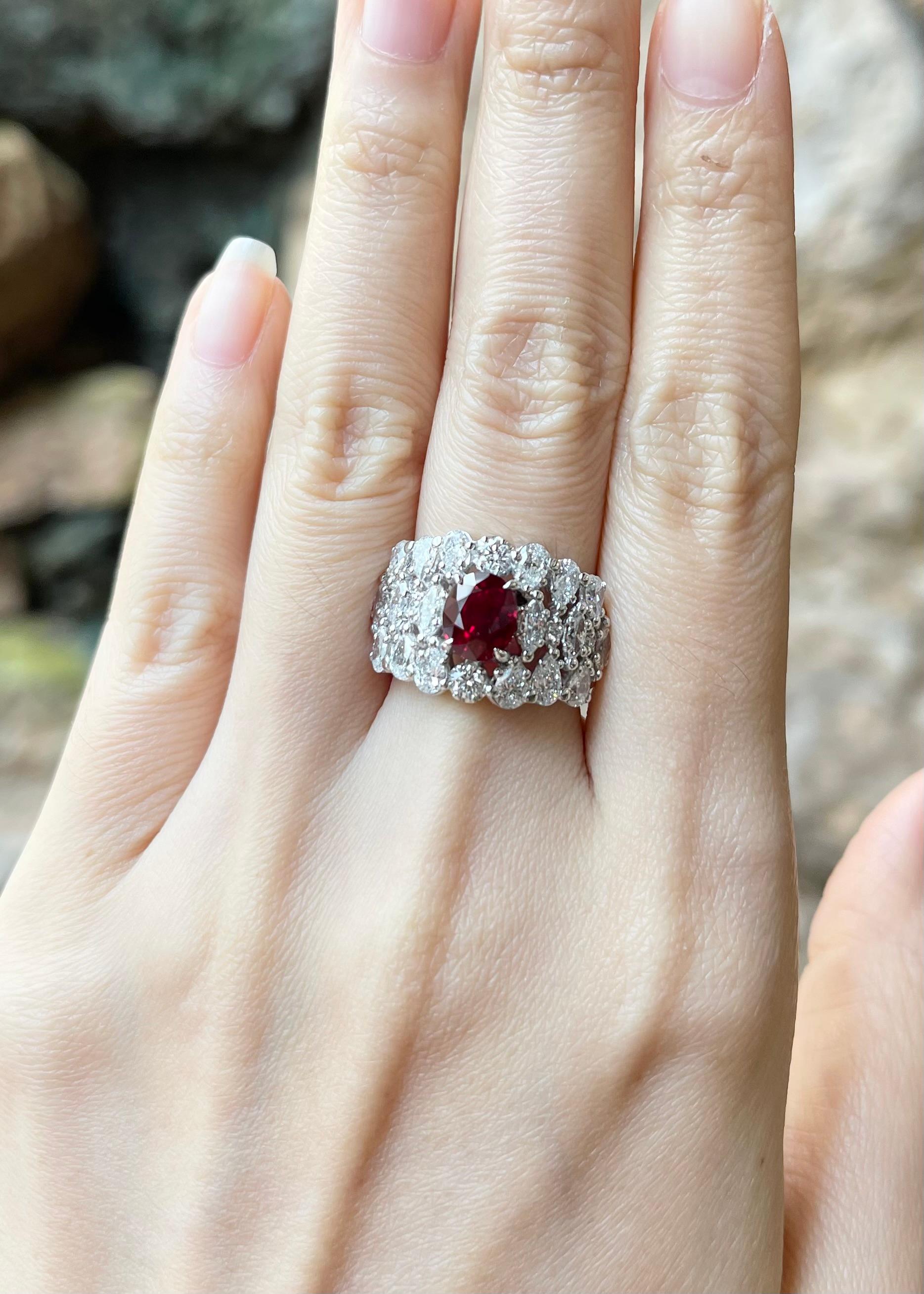 Bague en or blanc 18K sertie d'un rubis sang de pigeon de 2,01 carats et d'un diamant de 2,04 carats 

Largeur :  2.1 cm 
Longueur : 1,4 cm
Taille de l'anneau : 54
Poids total : 10,02 grammes


