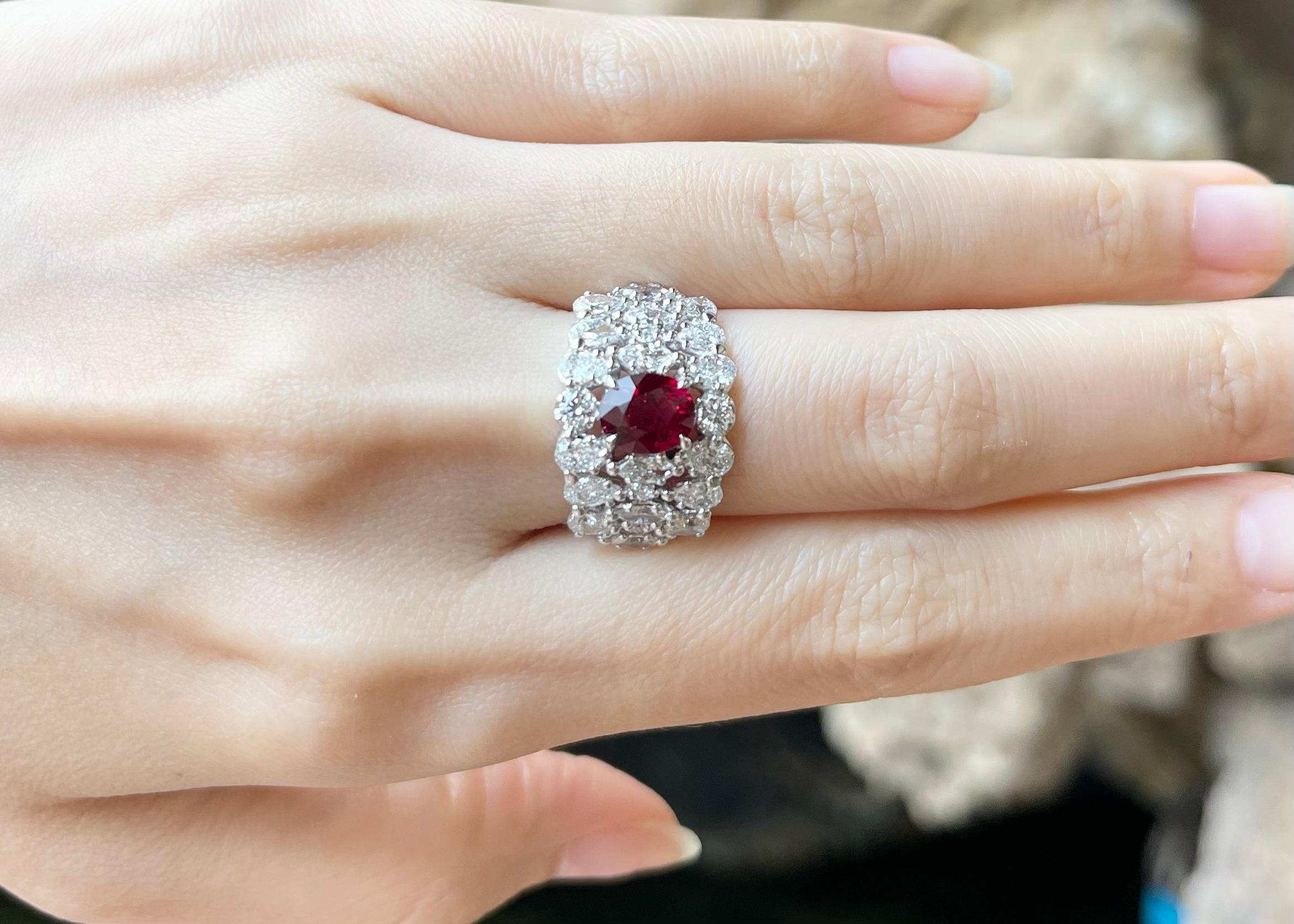 Contemporain Bague en or blanc 18K sertie de rubis sang de pigeon et de diamants en vente