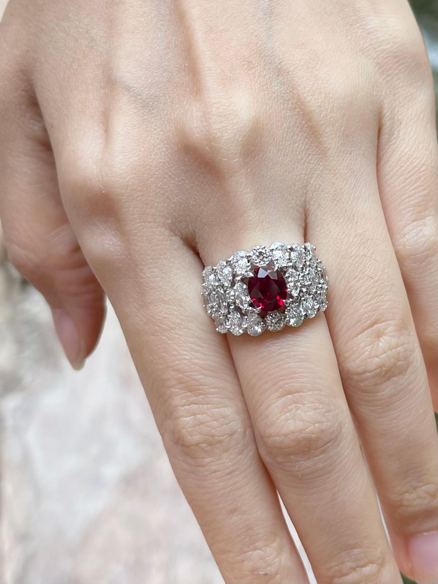 Taille ovale Bague en or blanc 18K sertie de rubis sang de pigeon et de diamants en vente