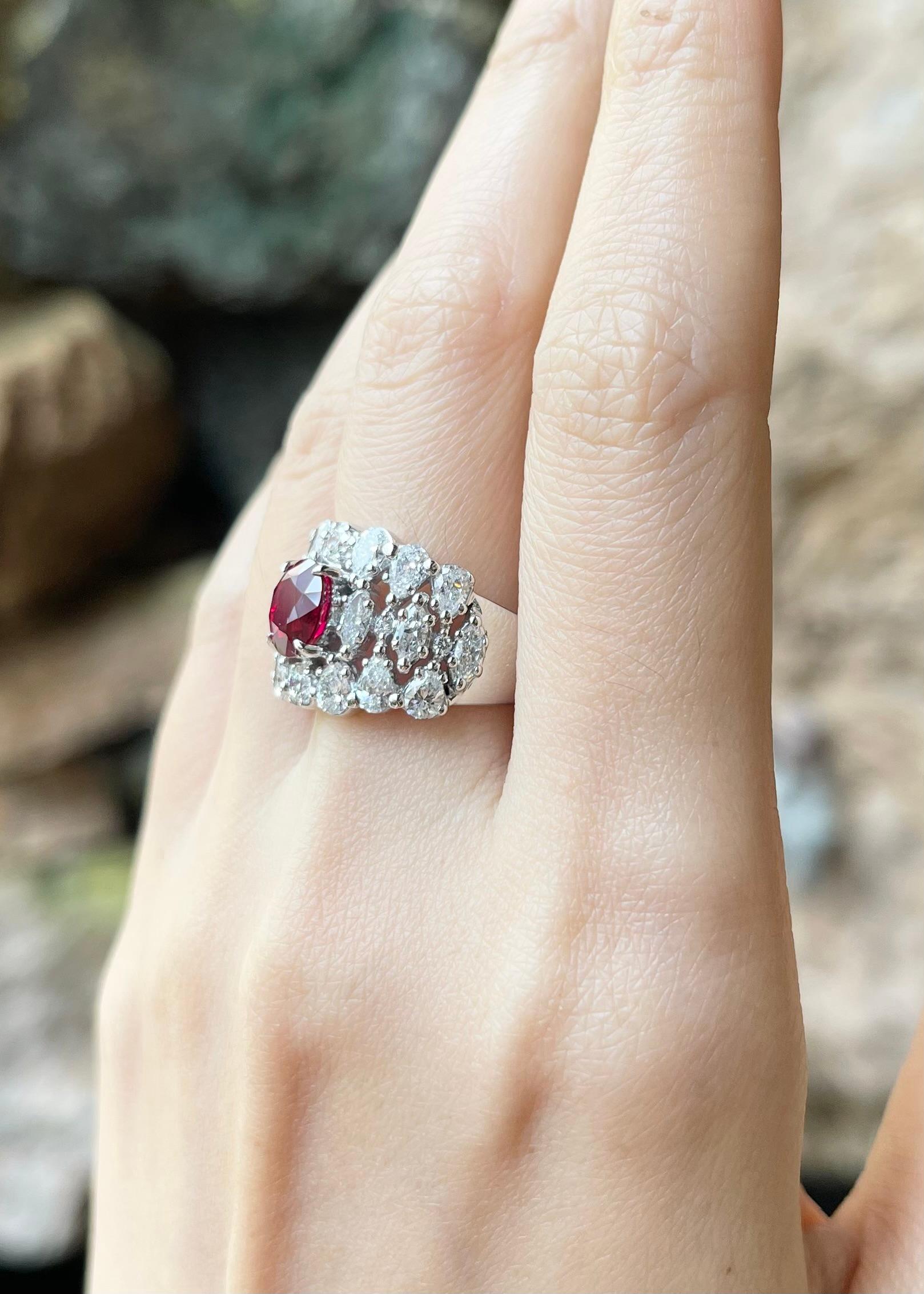 Bague en or blanc 18K sertie de rubis sang de pigeon et de diamants Neuf - En vente à Bangkok, TH
