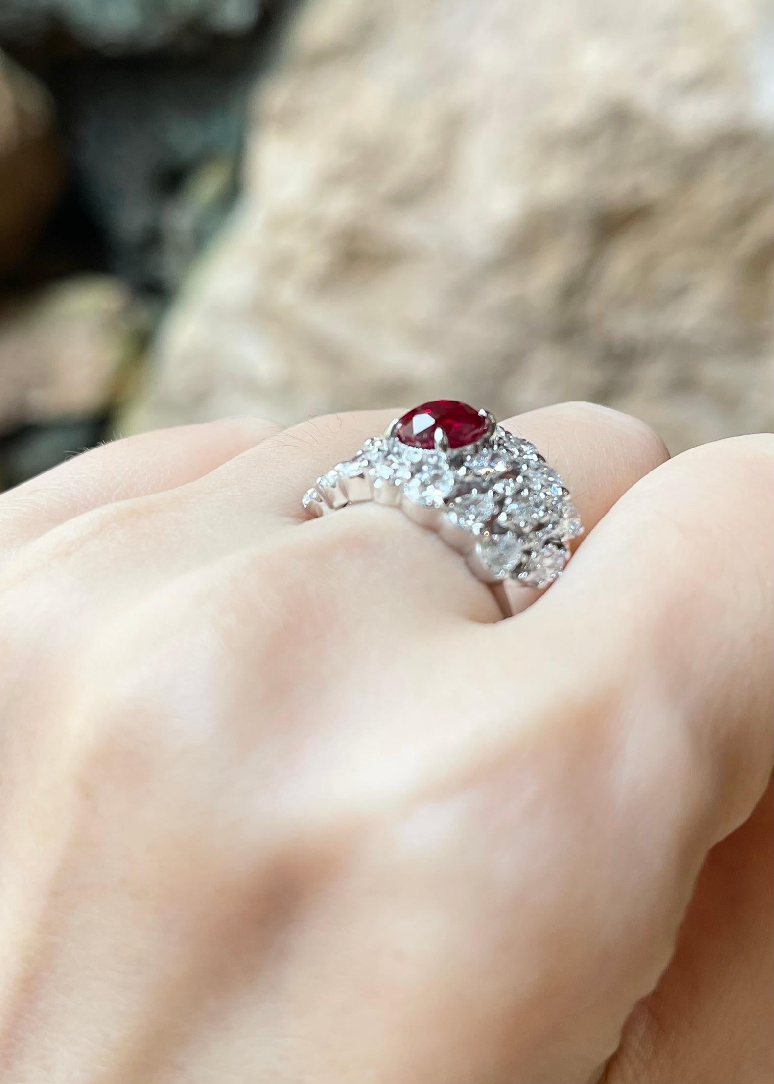 Bague en or blanc 18K sertie de rubis sang de pigeon et de diamants Pour femmes en vente