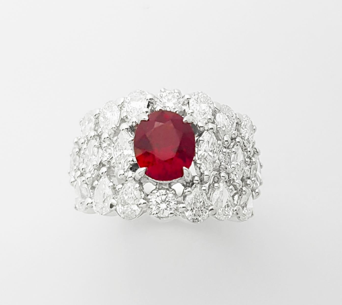 Bague en or blanc 18K sertie de rubis sang de pigeon et de diamants en vente 1