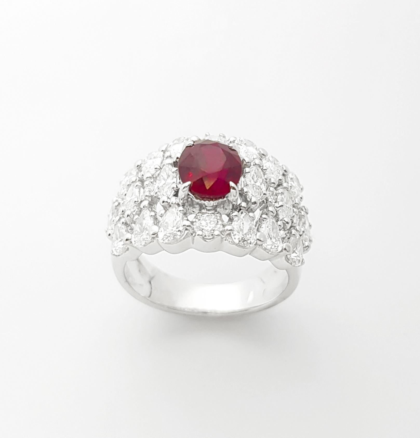 Bague en or blanc 18K sertie de rubis sang de pigeon et de diamants en vente 2