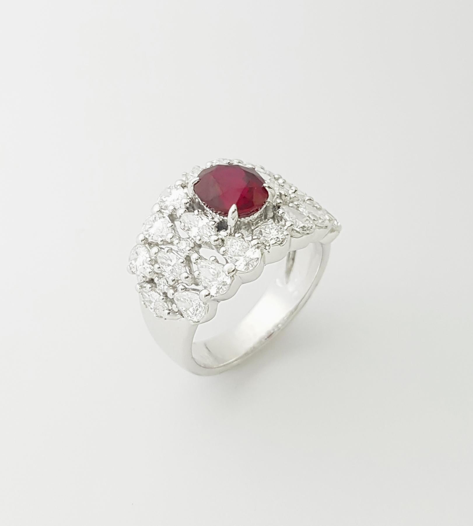 Bague en or blanc 18K sertie de rubis sang de pigeon et de diamants en vente 3