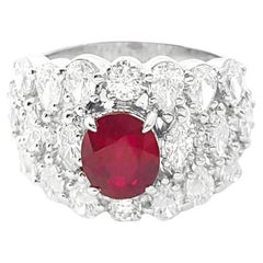 Bague en or blanc 18K sertie de rubis sang de pigeon et de diamants