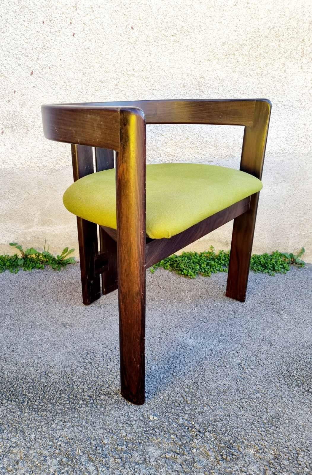 La sedia Pigreco è il primo prodotto disegnato da Tobia Scarpa, concepito nel 1959 come progetto di laurea al termine dei suoi studi di architettura all'Università di Venezia. La sedia è il risultato delle prime intuizioni giovanili del designer.