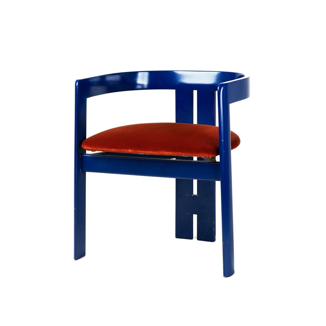 Tobia Scarpa, nato a Venezia nel 1935, è un influente architetto e designer italiano noto per il suo approccio raffinato e innovativo al design moderno. Figlio del celebre architetto Carlo Scarpa, Tobia ha ereditato un profondo rispetto per