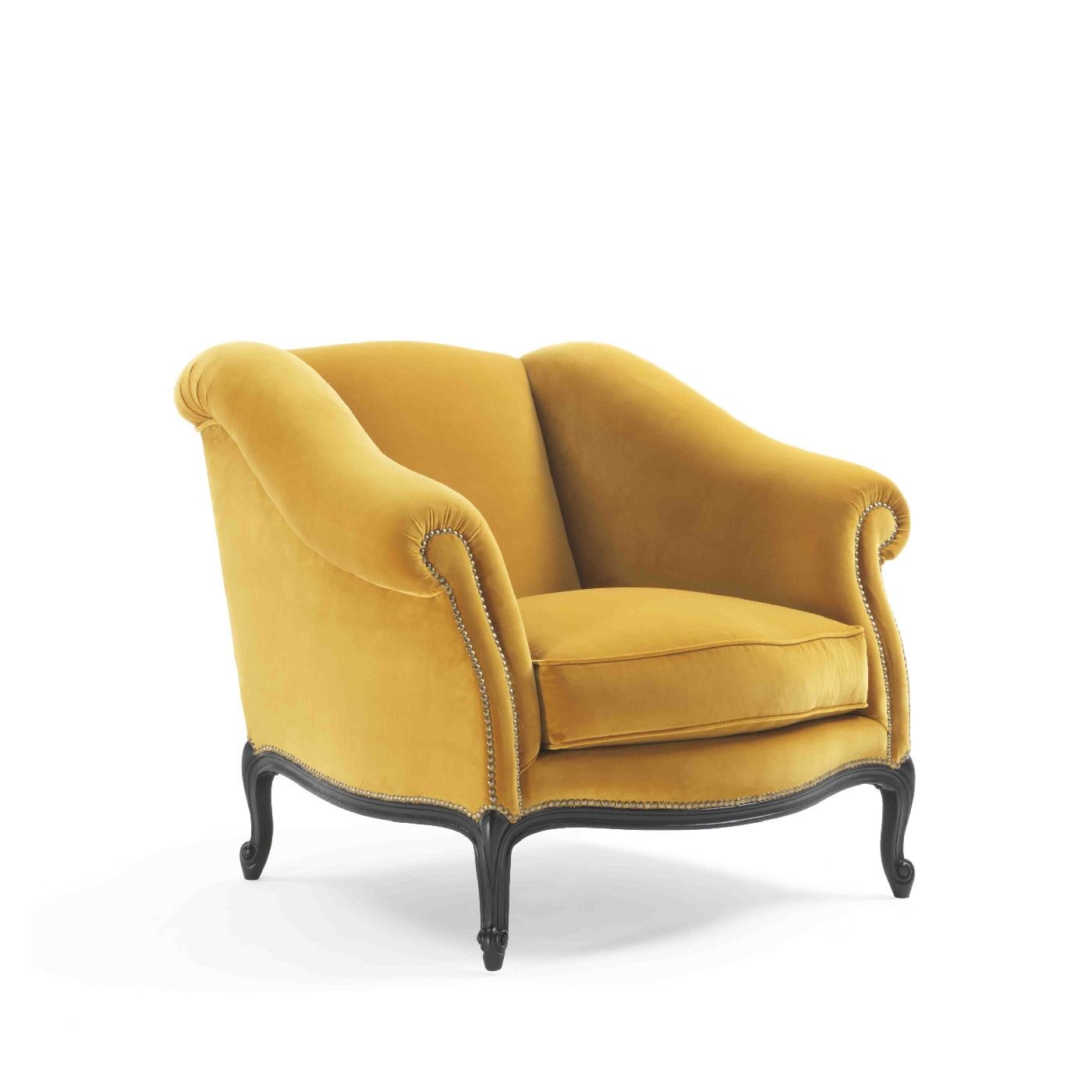 A splendid accent in a classic and modern living room, this refined armchair features a solid ash frame padded with polyurethane foam padding and polyester fiber lining. This sleek and elegant silhouette, with squared backrest and swooping arms that