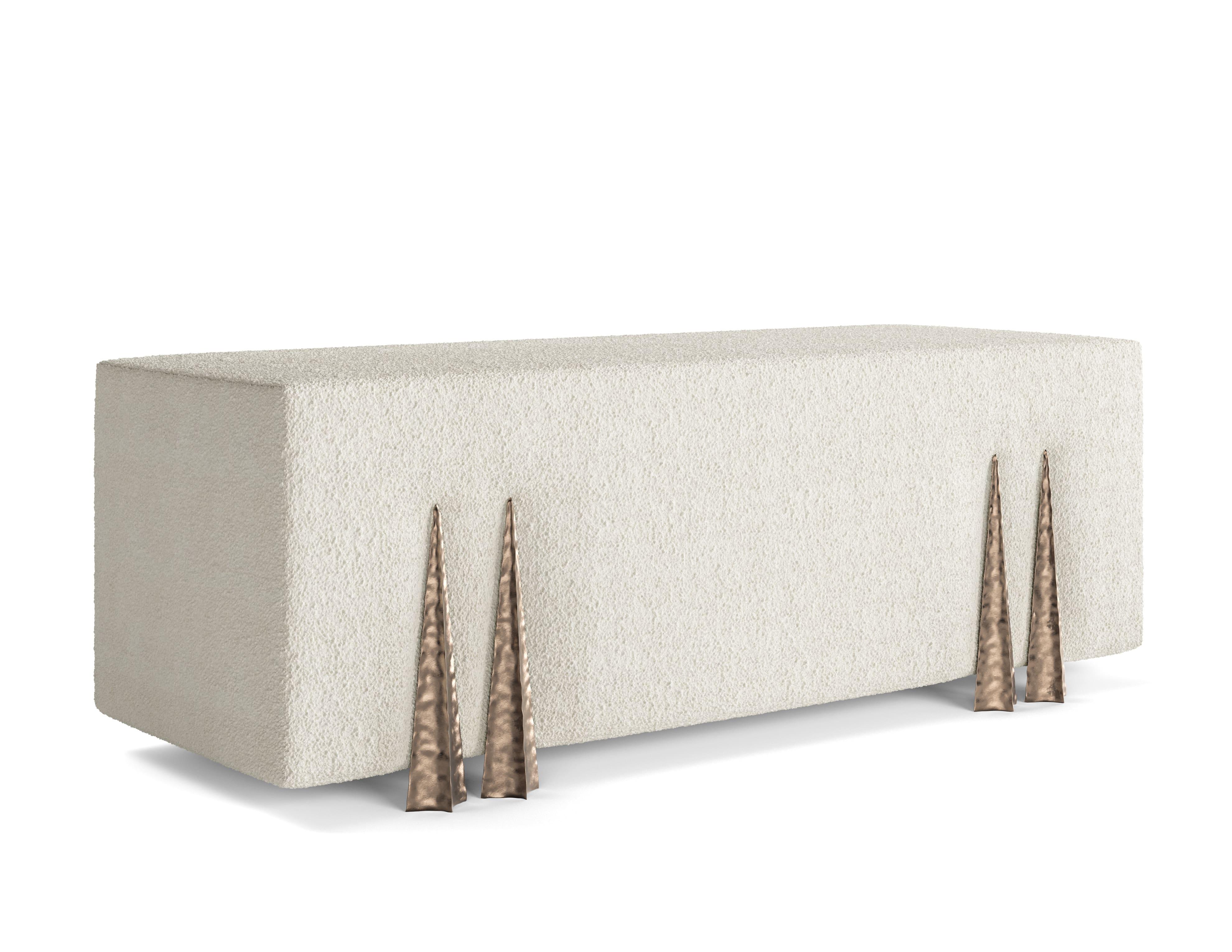 Faites l'expérience d'un confort exceptionnel et d'une élégance architecturale avec le vaste banc Pike, où les proportions généreuses rencontrent un savoir-faire sophistiqué pour des solutions d'assise polyvalentes. Notre banc Pike offre une assise
