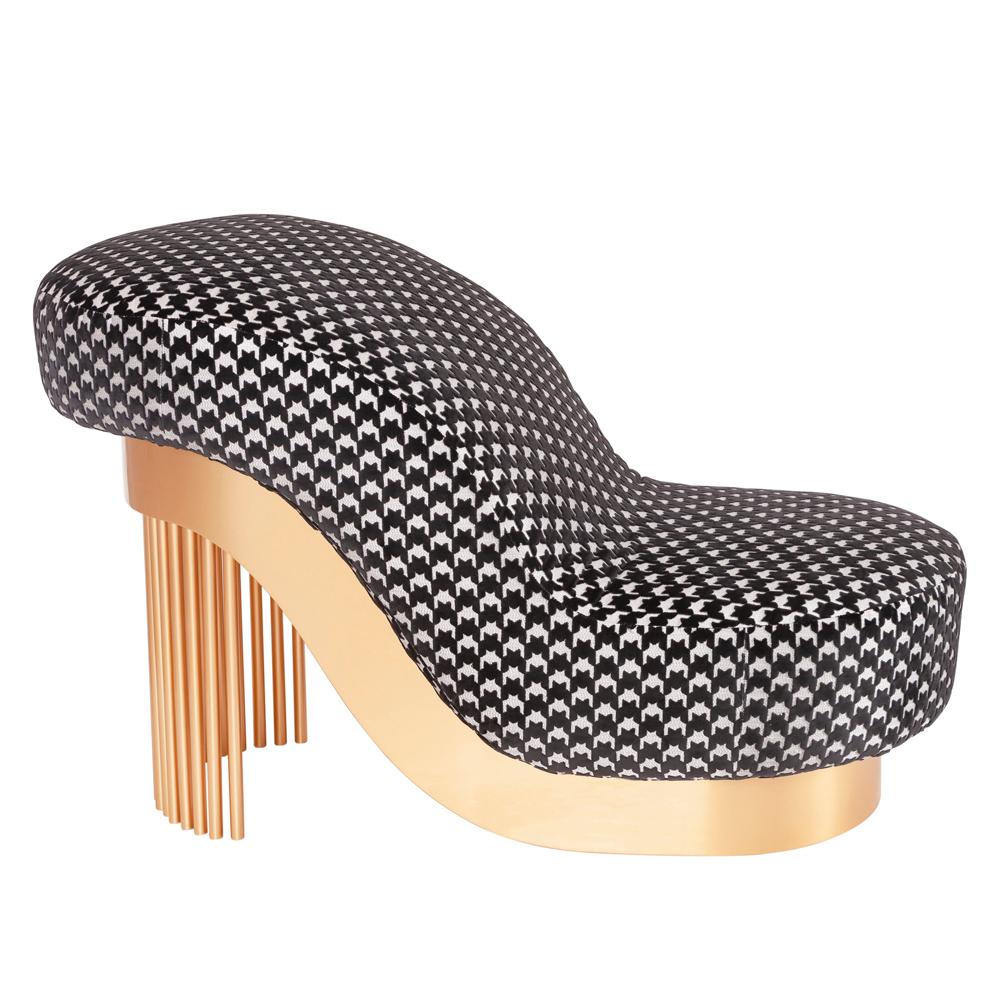 Long chair pike heels with solid wood structure,
upholstered and covered with high quality black 
and white fabric. Base in high gloss bronze lacquered 
poweder gold finish. 
Also available with other fabrics on request.
   