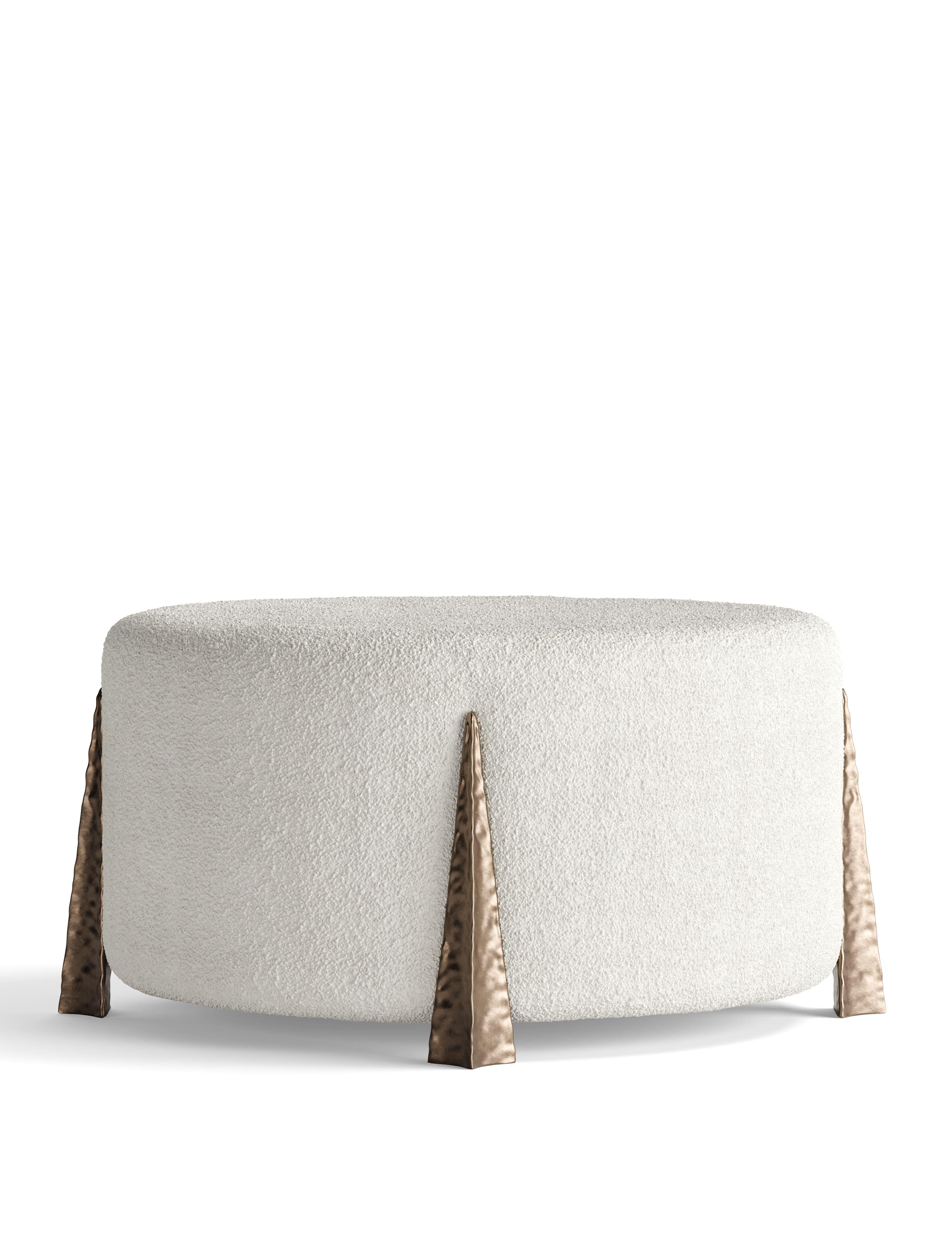 Completa il tuo ensemble di sedute con il lussuoso Pike Ottoman, dove l'eleganza scultorea incontra un comfort eccezionale in una perfetta armonia circolare. Il nostro Pike Ottoman incarna un design sofisticato grazie alle sue generose proporzioni