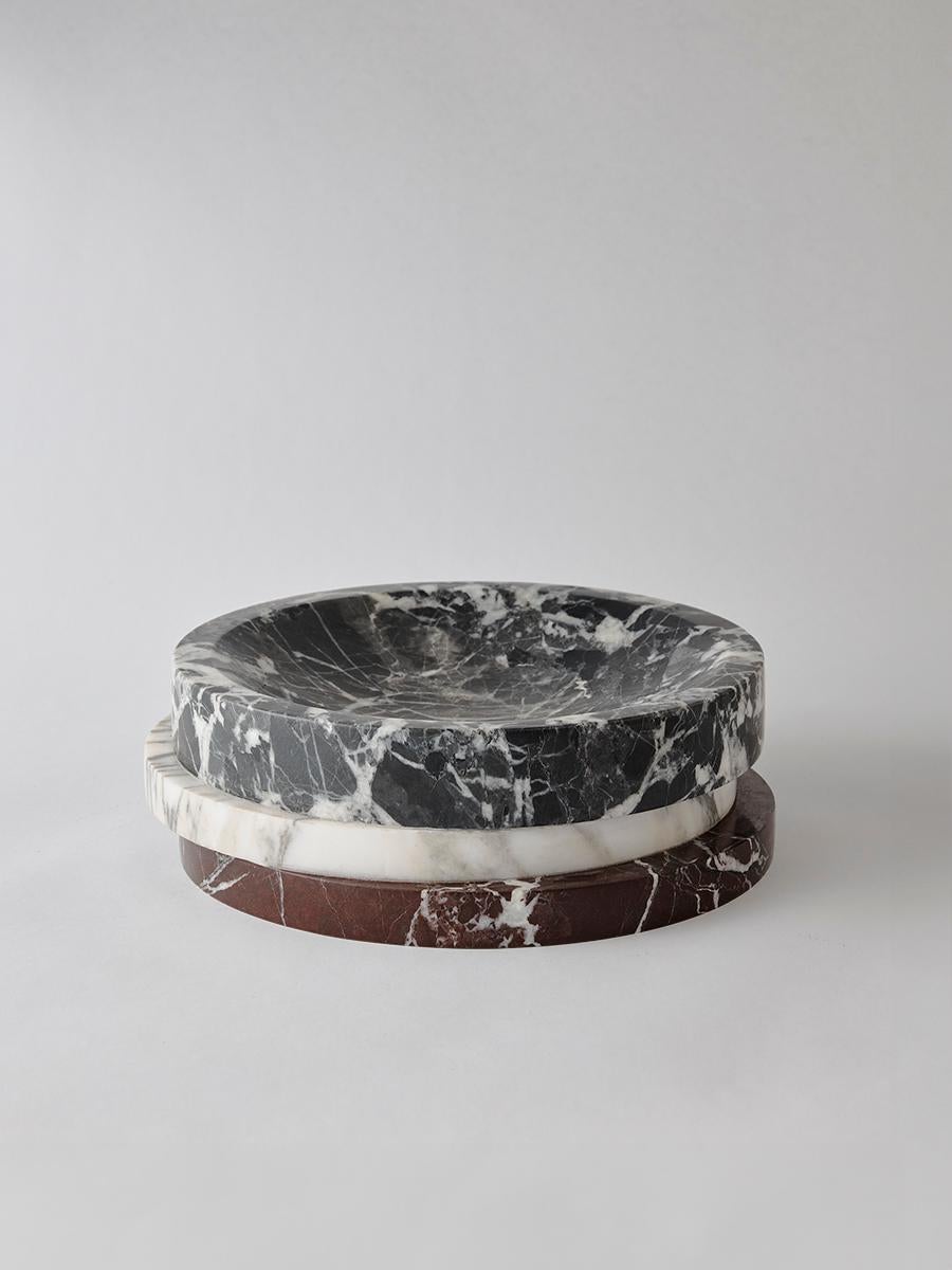 To juxtapose marble’s natural veining, the Pila Bowl references the work of modernist architect Paul Rudolph. Reflecting the tension between built and organic forms in contemporary design, this stacked bowl showcases a tonal mix of different natural