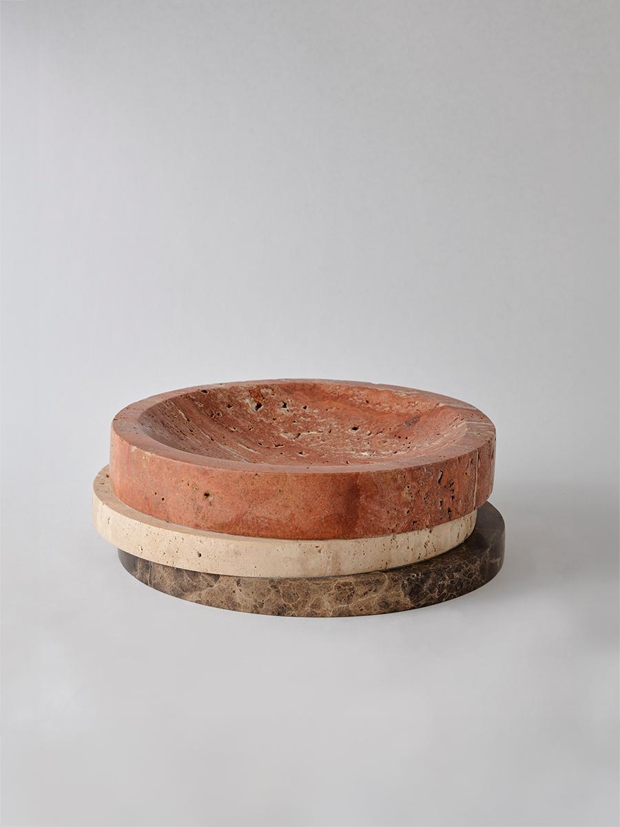 To juxtapose marble’s natural veining, the Pila Bowl references the work of modernist architect Paul Rudolph. Reflecting the tension between built and organic forms in contemporary design, this stacked bowl showcases a tonal mix of different natural