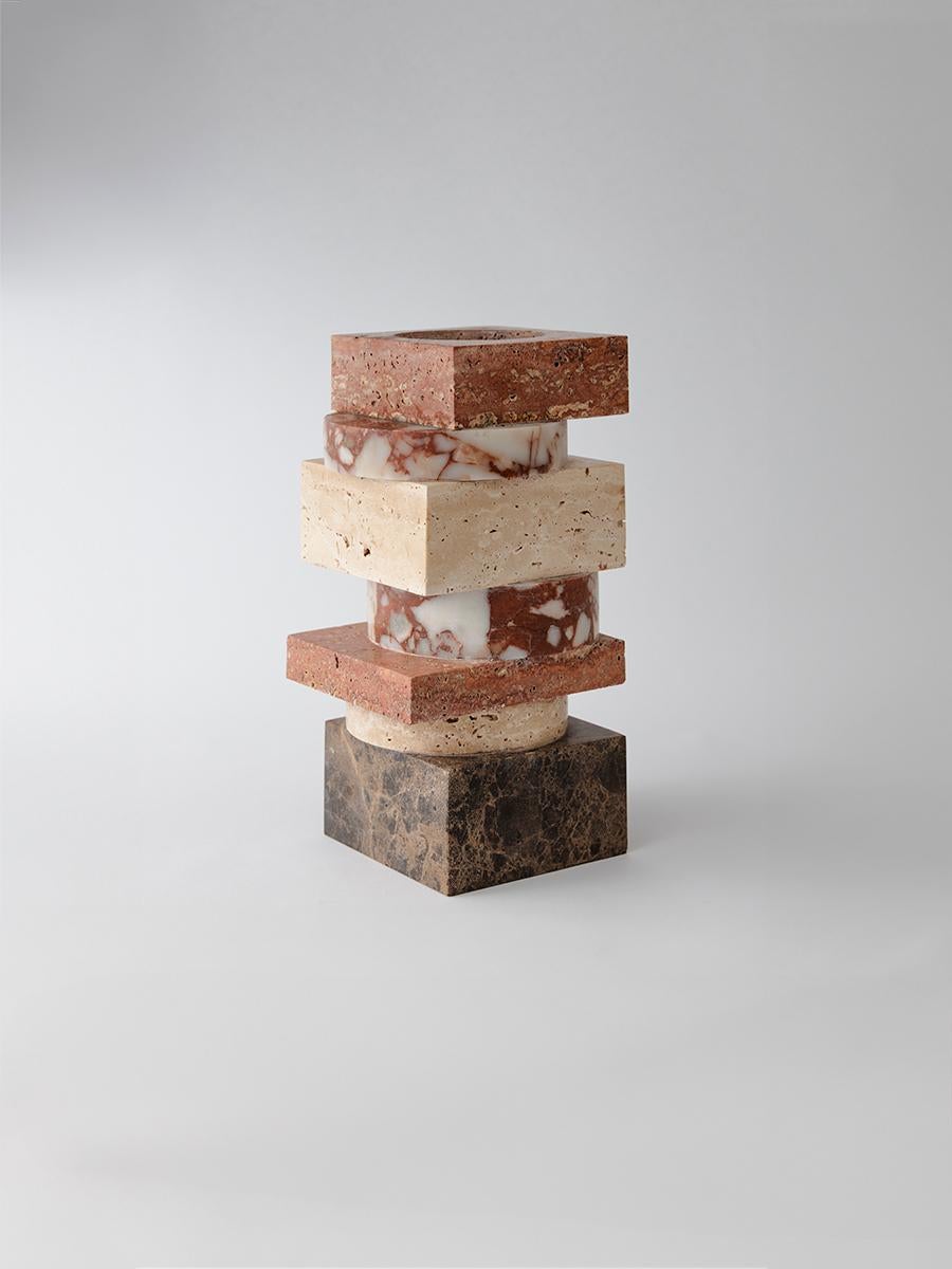 Per accostare le venature naturali del marmo, il vaso Pila fa riferimento al lavoro dell'architetto modernista Paul Rudolph. Riflettendo la tensione tra forme costruite e organiche nel design contemporaneo, questo vaso impilato mostra un mix tonale