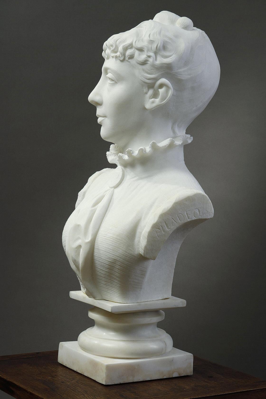 Busto de mujer
de Pilade Olivari (s. XIX-XX)

Busto de mármol blanco de Carrara
Firmado en el lateral del hombro izquierdo 