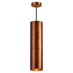 Suspension cylindrique « Pilar » en cuivre vieilli martelé à la main, collection Nayarit