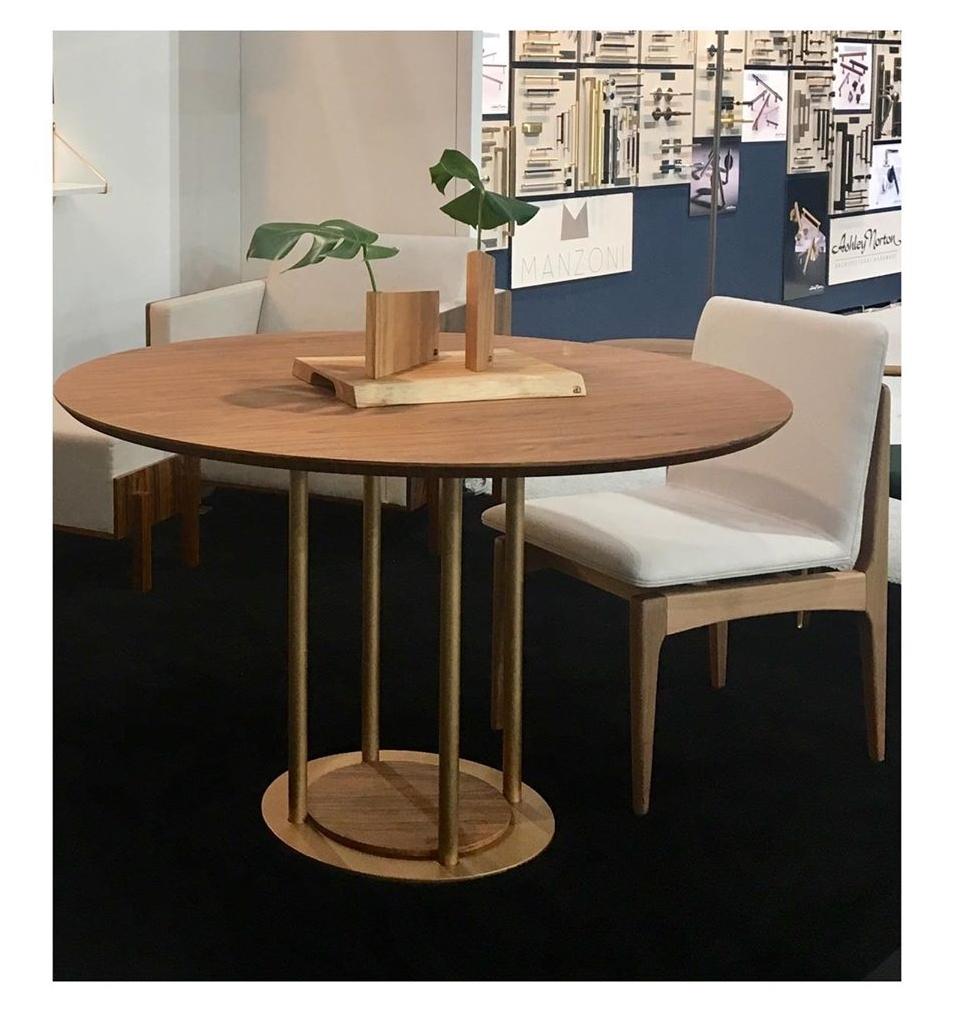 Moderne Table de salle à manger ronde moderniste « Piler » peinte en acier et bois naturel en vente