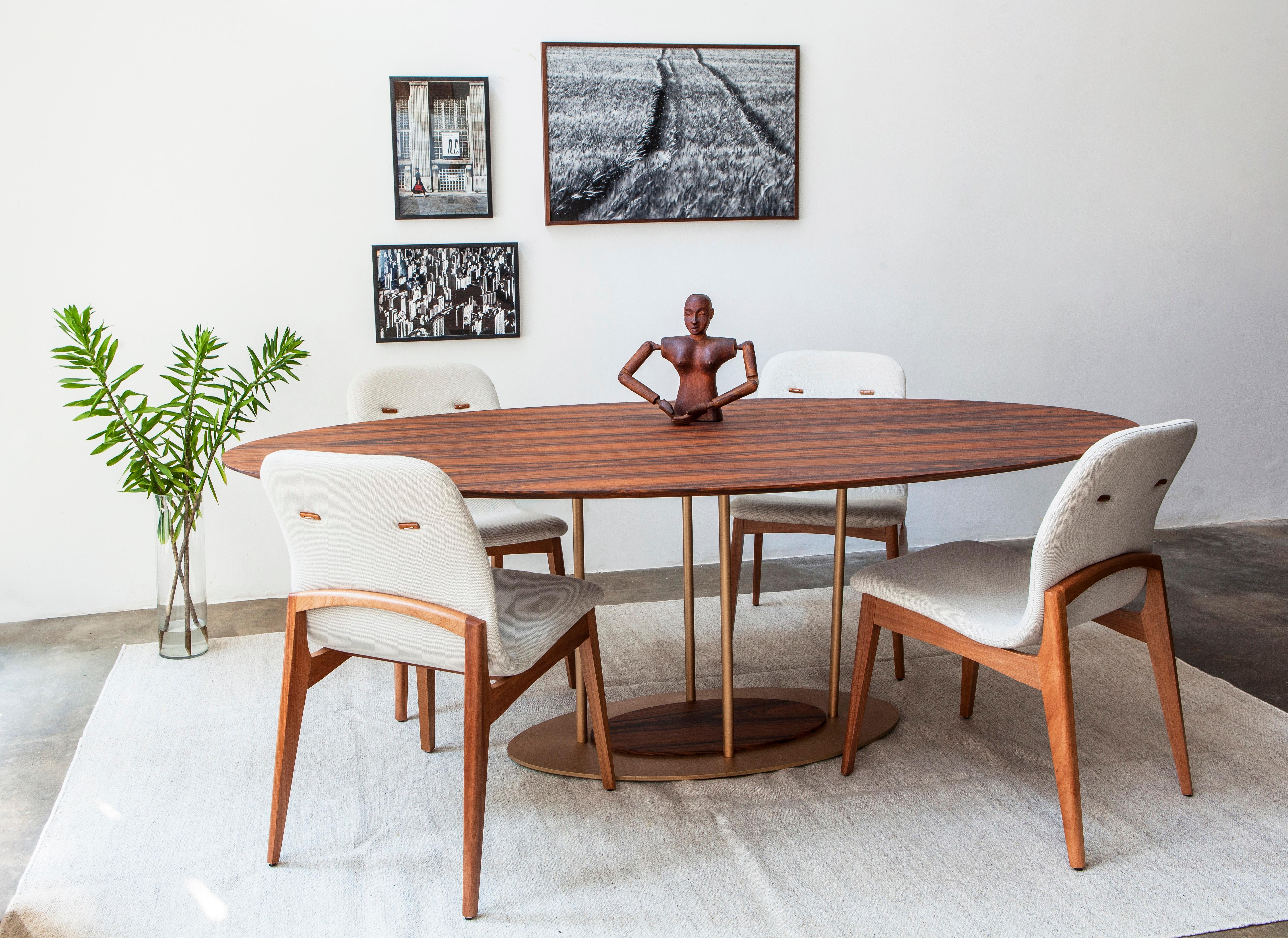 Brésilien Table de salle à manger ovale Pilar en acier peint et bois naturel en vente